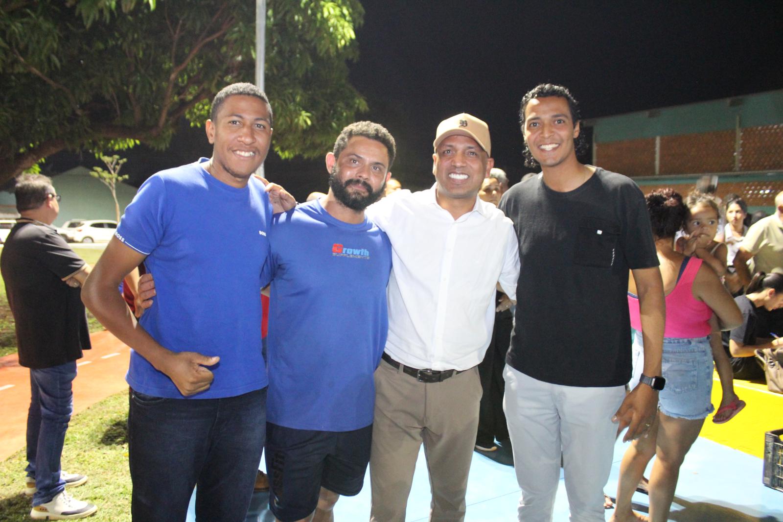 Secretário Darci Caldo participa da inauguração do Complexo Esportivo do Jardim Santa Emília ao lado de grandes lideranças. Secretário Darci Caldo participa da inauguração do Complexo Esportivo do Jardim Santa Emília ao lado de grandes lideranças.