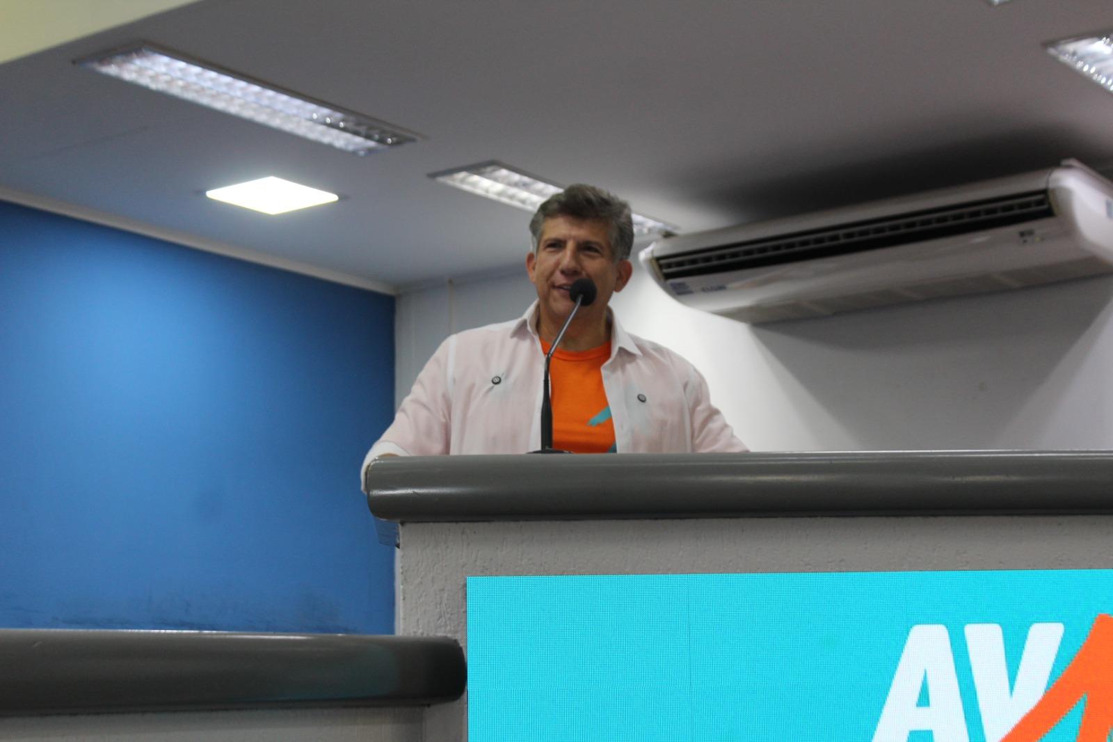 “Lídio Lopes, presidente estadual do Avante 70, mostra força política em ato de posse e filiação na Câmara Municipal de Campo Grande, no sábado, 16 de maio”. “Lídio Lopes, presidente estadual do Avante 70, mostra força política em ato de posse e filiação na Câmara Municipal de Campo Grande, no sábado, 16 de maio”.