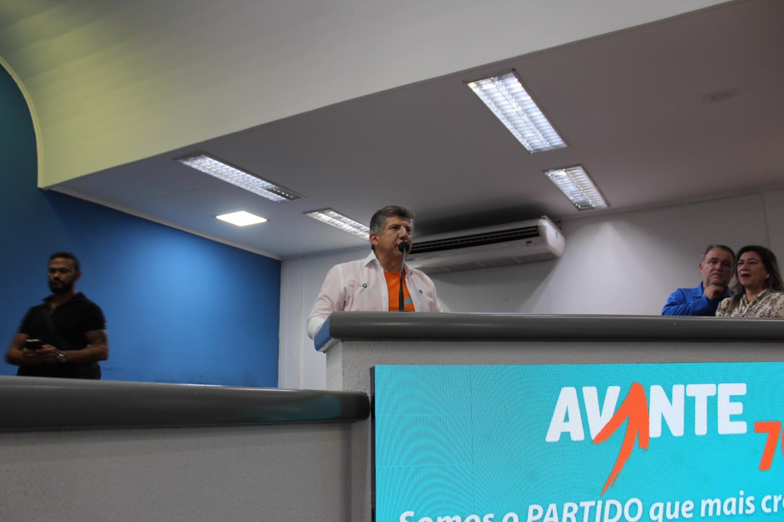 “Lídio Lopes, presidente estadual do Avante 70, mostra força política em ato de posse e filiação na Câmara Municipal de Campo Grande, no sábado, 16 de maio”. “Lídio Lopes, presidente estadual do Avante 70, mostra força política em ato de posse e filiação na Câmara Municipal de Campo Grande, no sábado, 16 de maio”.