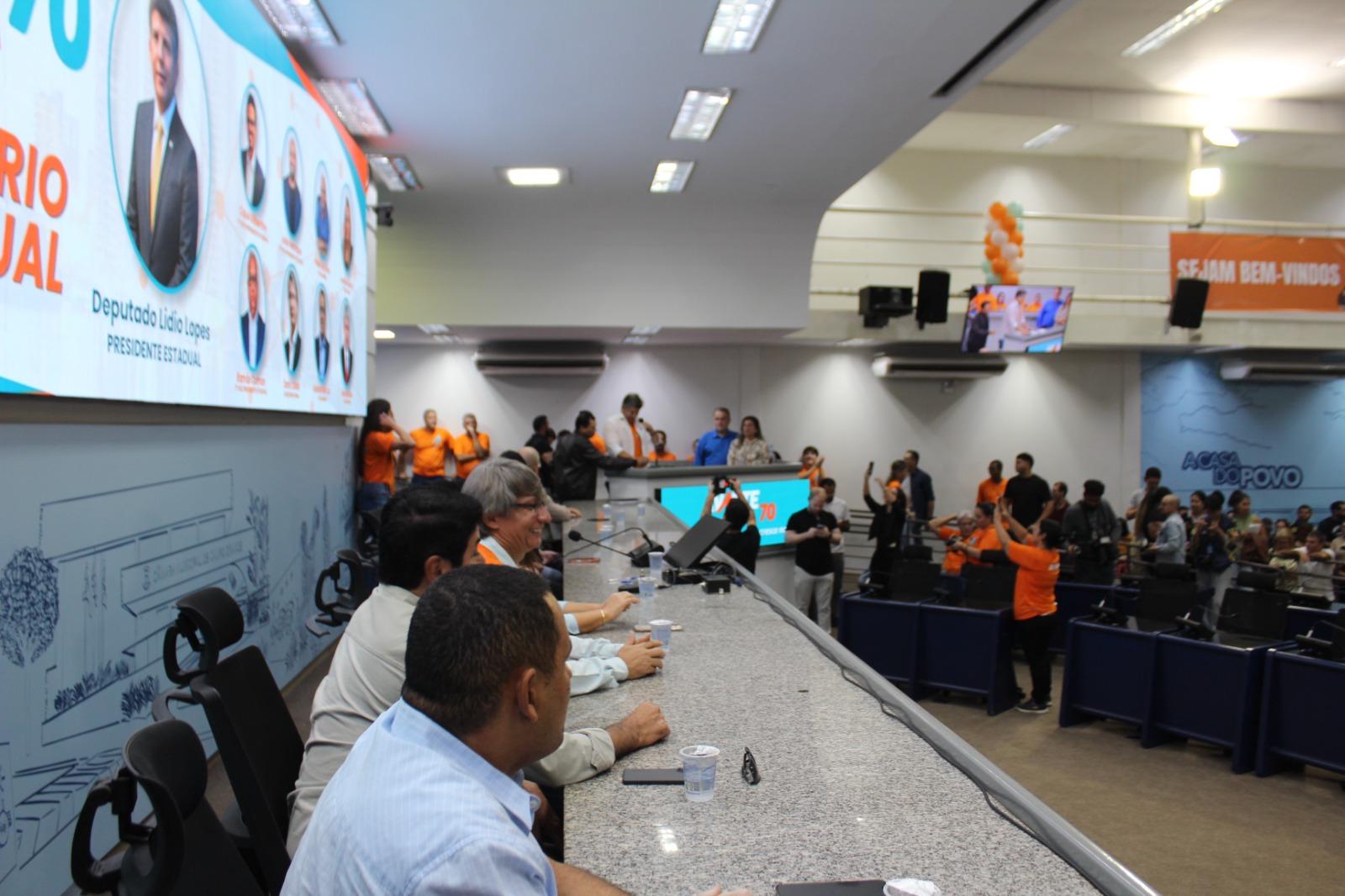 “Lídio Lopes, presidente estadual do Avante 70, mostra força política em ato de posse e filiação na Câmara Municipal de Campo Grande, no sábado, 16 de maio”. “Lídio Lopes, presidente estadual do Avante 70, mostra força política em ato de posse e filiação na Câmara Municipal de Campo Grande, no sábado, 16 de maio”.
