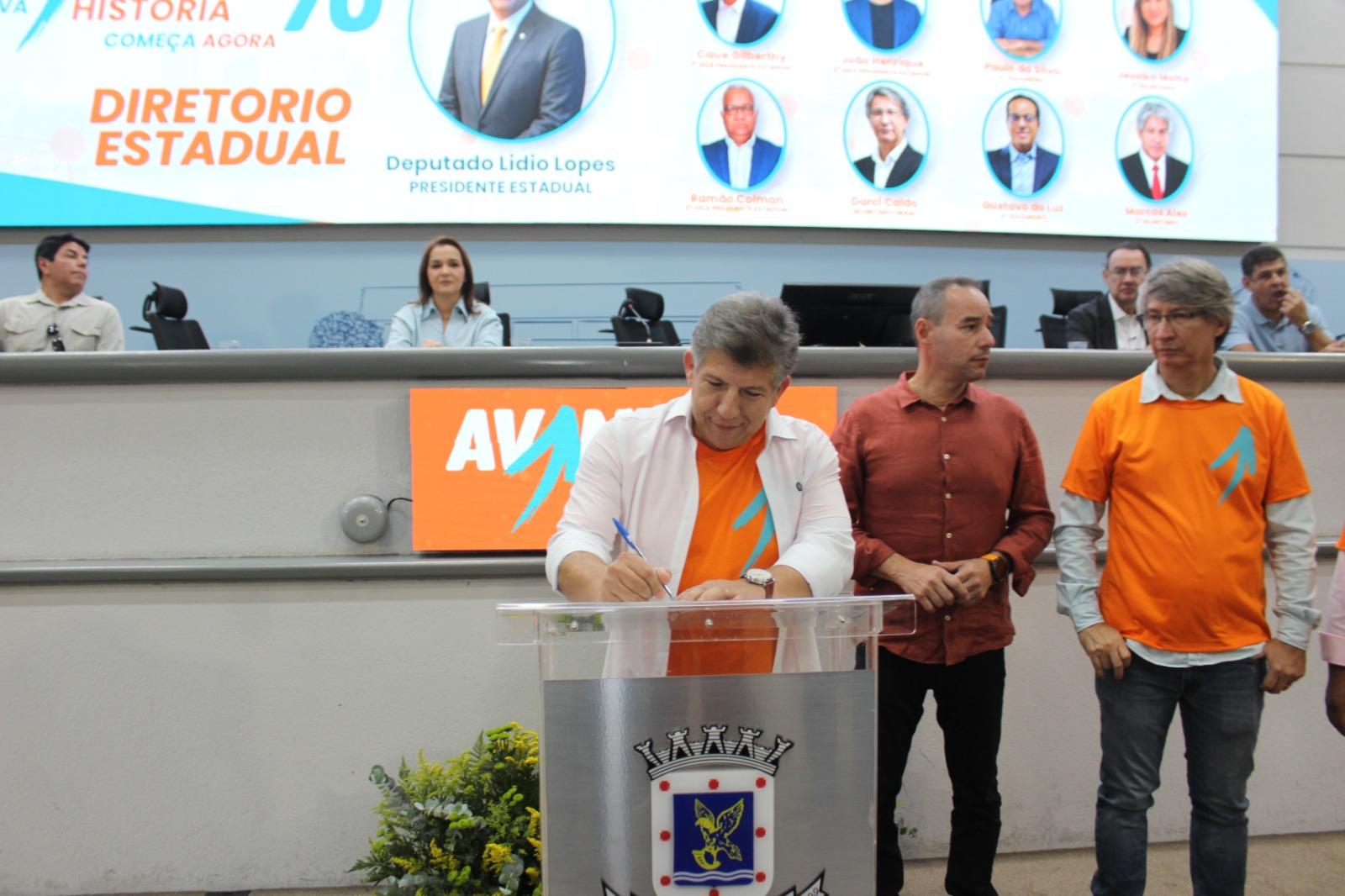 “Lídio Lopes, presidente estadual do Avante 70, mostra força política em ato de posse e filiação na Câmara Municipal de Campo Grande, no sábado, 16 de maio”. “Lídio Lopes, presidente estadual do Avante 70, mostra força política em ato de posse e filiação na Câmara Municipal de Campo Grande, no sábado, 16 de maio”.