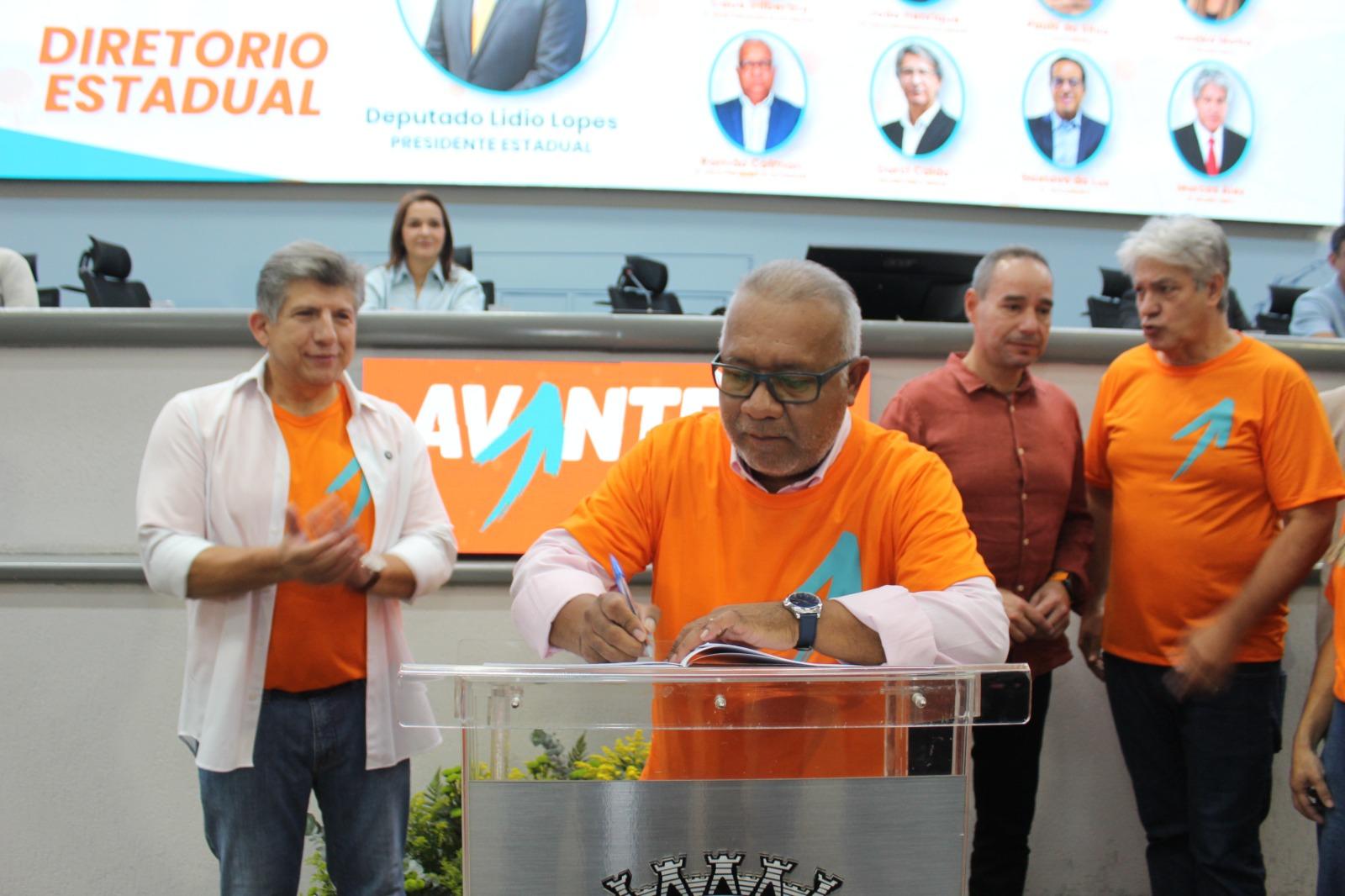 “Lídio Lopes, presidente estadual do Avante 70, mostra força política em ato de posse e filiação na Câmara Municipal de Campo Grande, no sábado, 16 de maio”. “Lídio Lopes, presidente estadual do Avante 70, mostra força política em ato de posse e filiação na Câmara Municipal de Campo Grande, no sábado, 16 de maio”.
