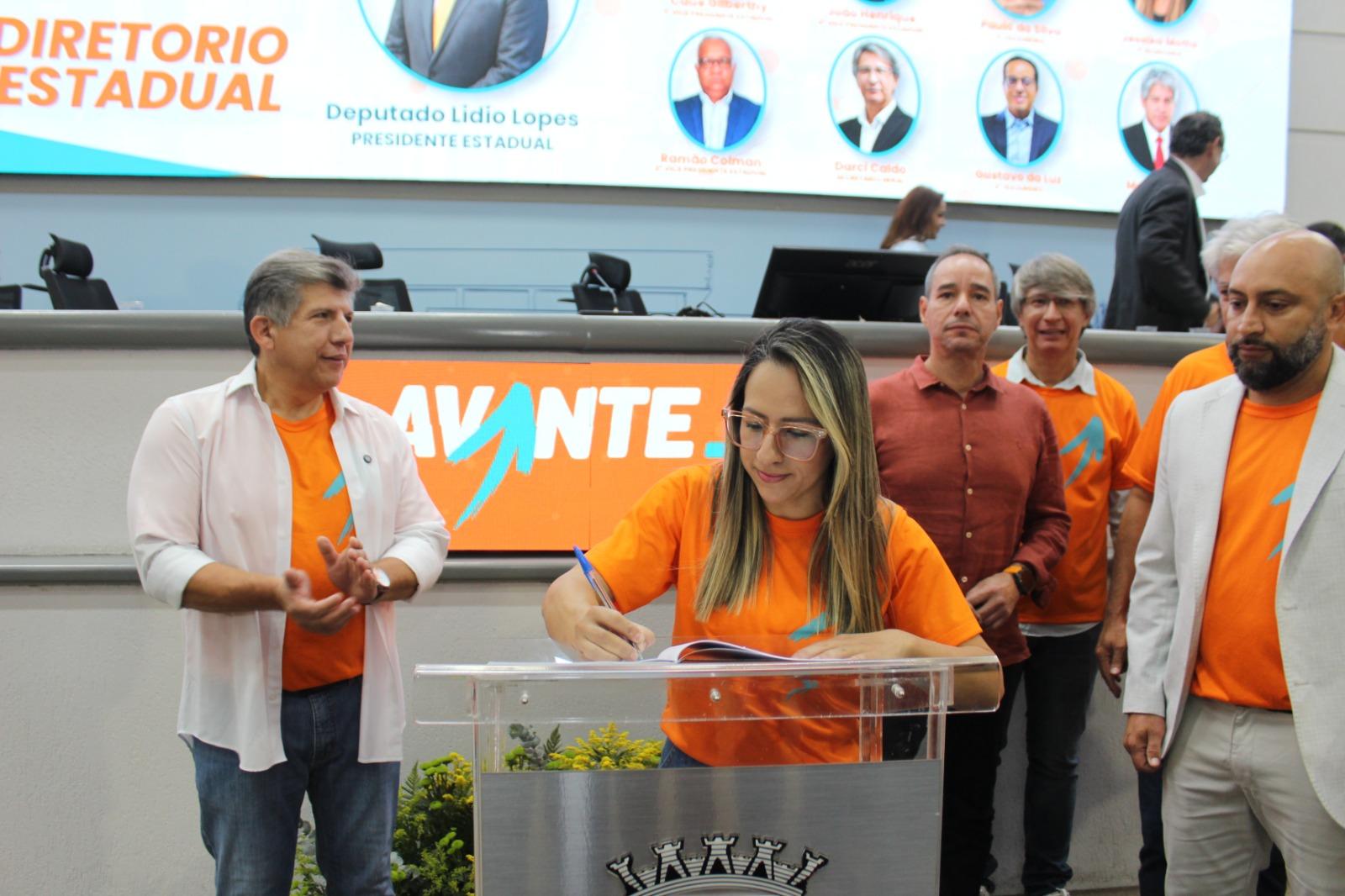 “Lídio Lopes, presidente estadual do Avante 70, mostra força política em ato de posse e filiação na Câmara Municipal de Campo Grande, no sábado, 16 de maio”. “Lídio Lopes, presidente estadual do Avante 70, mostra força política em ato de posse e filiação na Câmara Municipal de Campo Grande, no sábado, 16 de maio”.