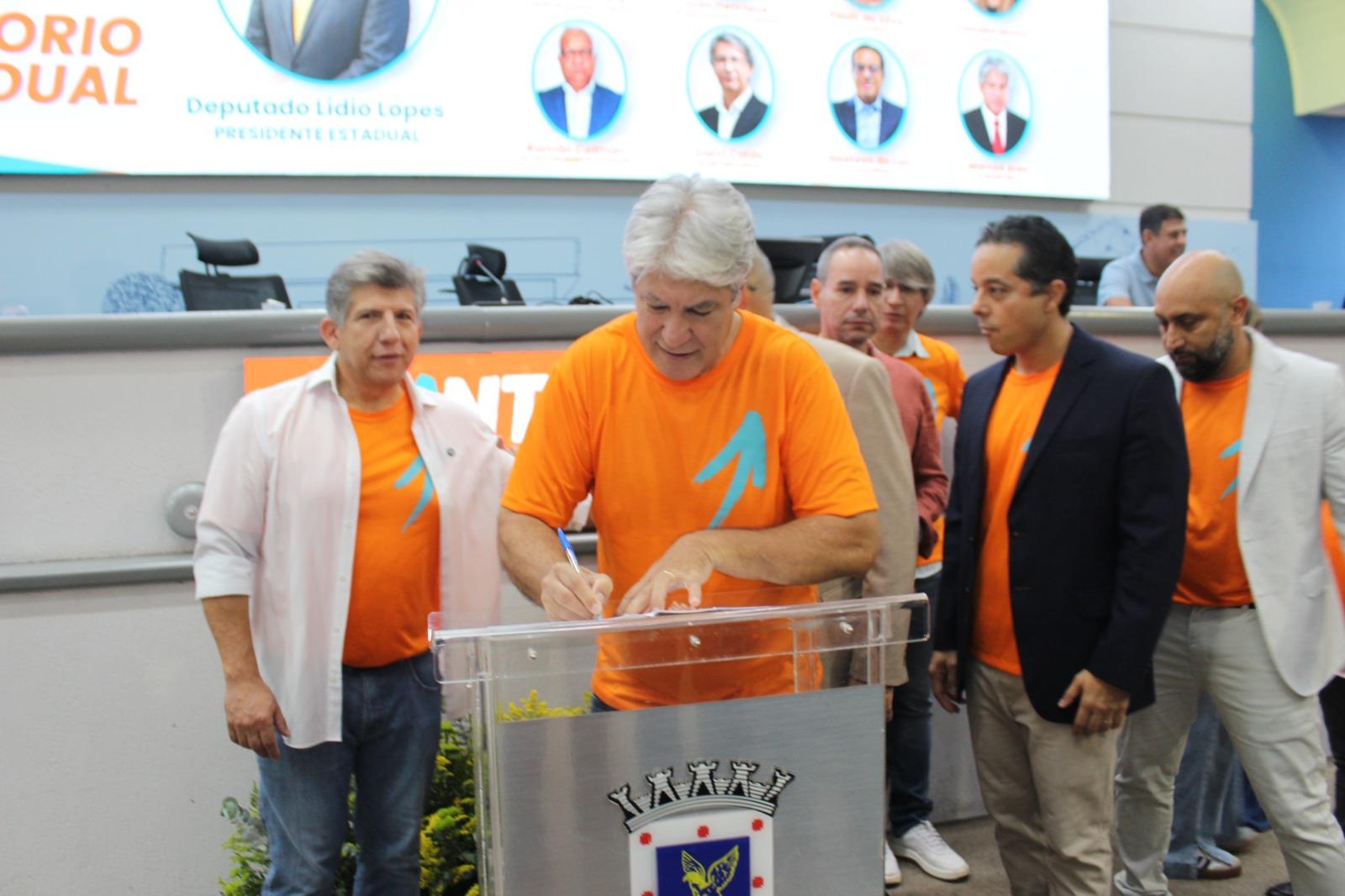 “Lídio Lopes, presidente estadual do Avante 70, mostra força política em ato de posse e filiação na Câmara Municipal de Campo Grande, no sábado, 16 de maio”. “Lídio Lopes, presidente estadual do Avante 70, mostra força política em ato de posse e filiação na Câmara Municipal de Campo Grande, no sábado, 16 de maio”.