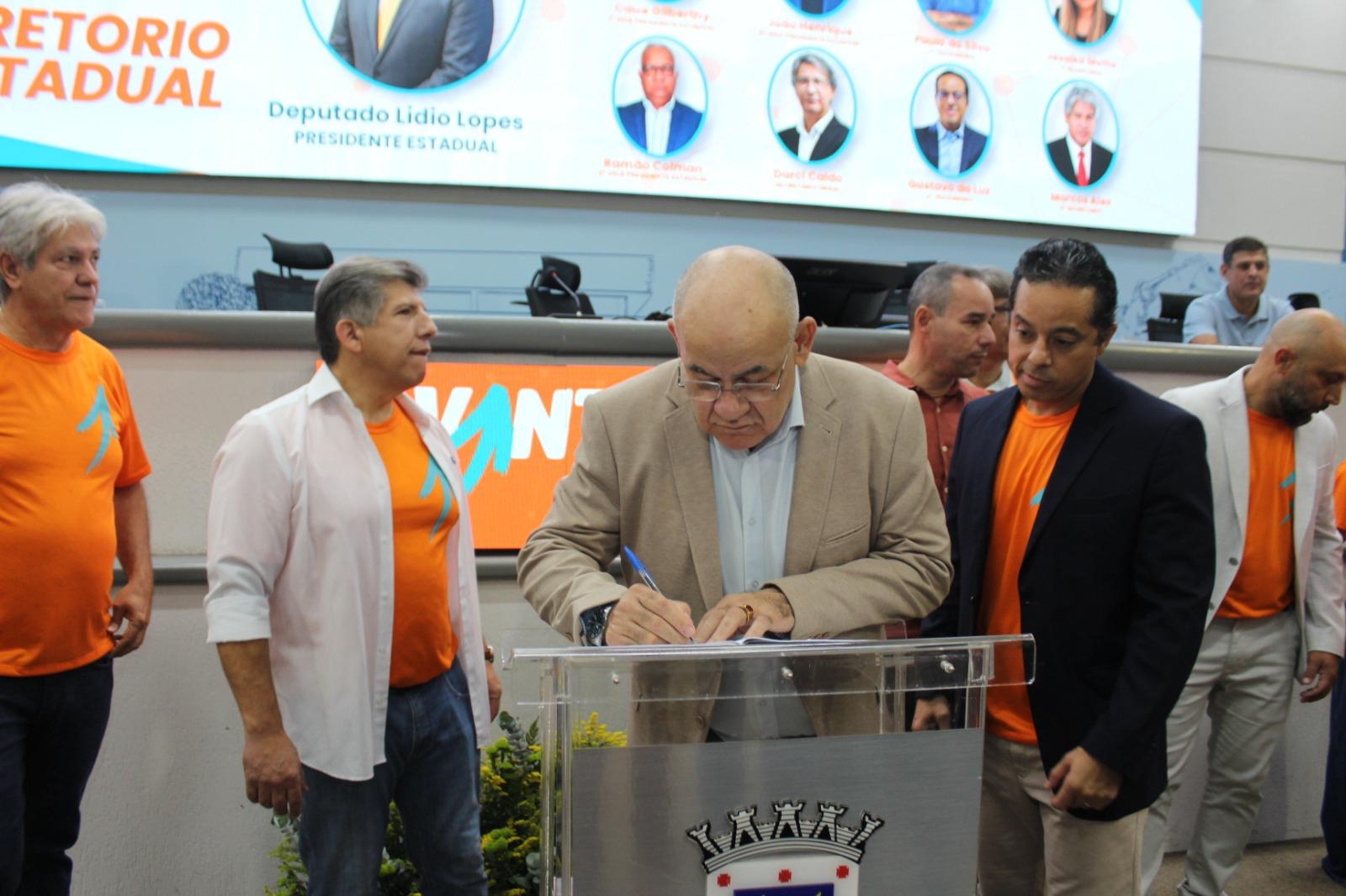 “Lídio Lopes, presidente estadual do Avante 70, mostra força política em ato de posse e filiação na Câmara Municipal de Campo Grande, no sábado, 16 de maio”. “Lídio Lopes, presidente estadual do Avante 70, mostra força política em ato de posse e filiação na Câmara Municipal de Campo Grande, no sábado, 16 de maio”.