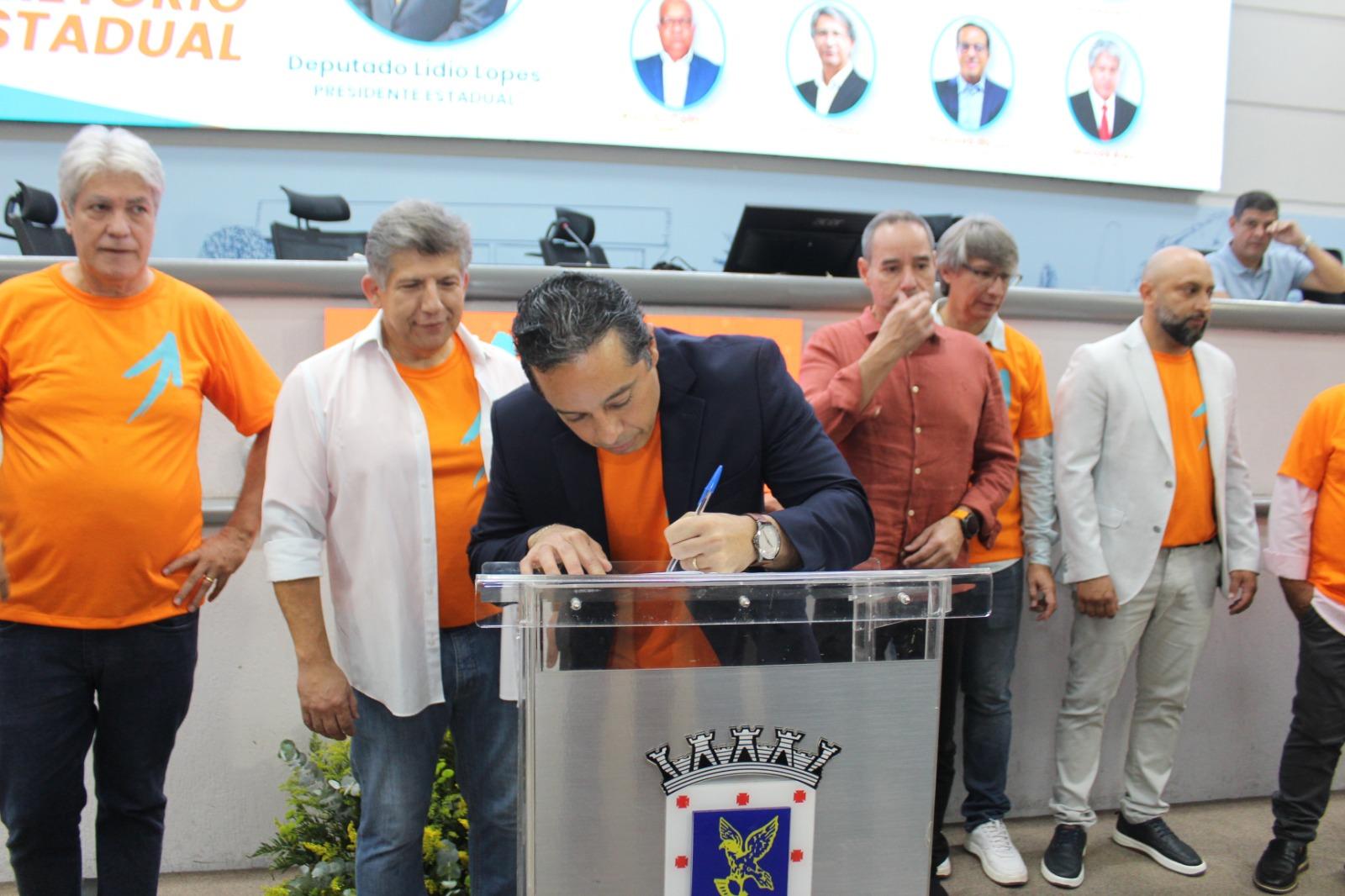 “Lídio Lopes, presidente estadual do Avante 70, mostra força política em ato de posse e filiação na Câmara Municipal de Campo Grande, no sábado, 16 de maio”. “Lídio Lopes, presidente estadual do Avante 70, mostra força política em ato de posse e filiação na Câmara Municipal de Campo Grande, no sábado, 16 de maio”.