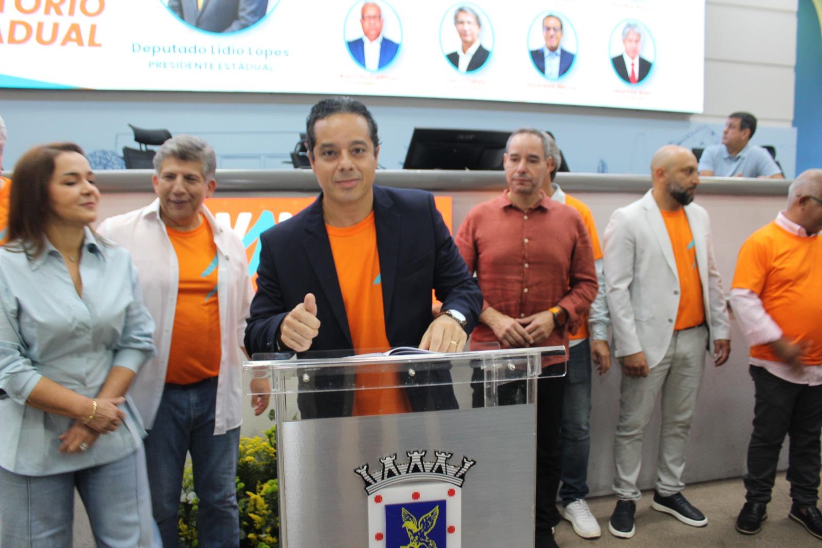 “Lídio Lopes, presidente estadual do Avante 70, mostra força política em ato de posse e filiação na Câmara Municipal de Campo Grande, no sábado, 16 de maio”. “Lídio Lopes, presidente estadual do Avante 70, mostra força política em ato de posse e filiação na Câmara Municipal de Campo Grande, no sábado, 16 de maio”.