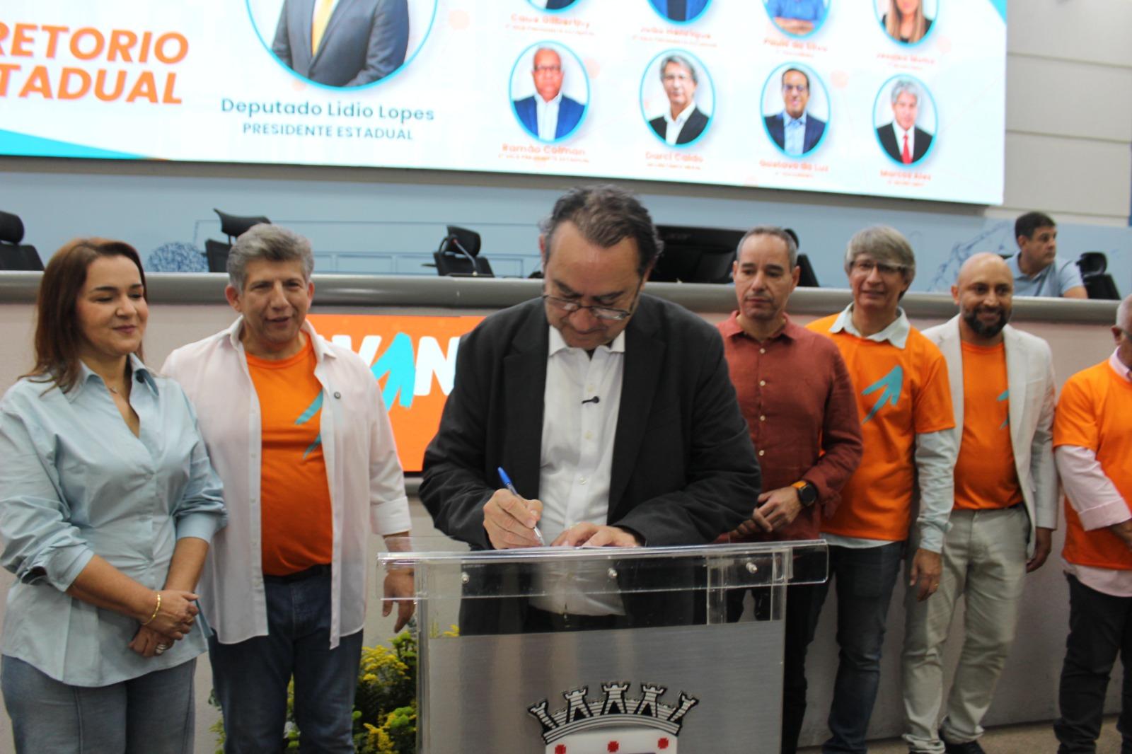 “Lídio Lopes, presidente estadual do Avante 70, mostra força política em ato de posse e filiação na Câmara Municipal de Campo Grande, no sábado, 16 de maio”. “Lídio Lopes, presidente estadual do Avante 70, mostra força política em ato de posse e filiação na Câmara Municipal de Campo Grande, no sábado, 16 de maio”.