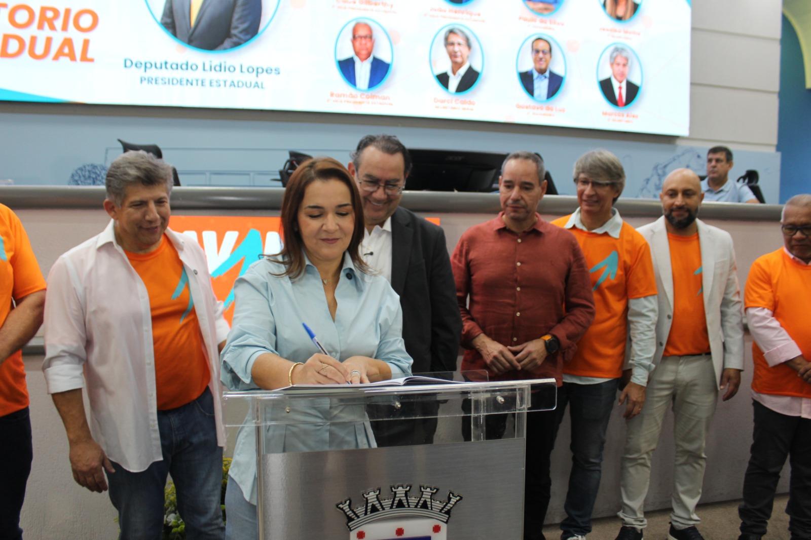 “Lídio Lopes, presidente estadual do Avante 70, mostra força política em ato de posse e filiação na Câmara Municipal de Campo Grande, no sábado, 16 de maio”. “Lídio Lopes, presidente estadual do Avante 70, mostra força política em ato de posse e filiação na Câmara Municipal de Campo Grande, no sábado, 16 de maio”.