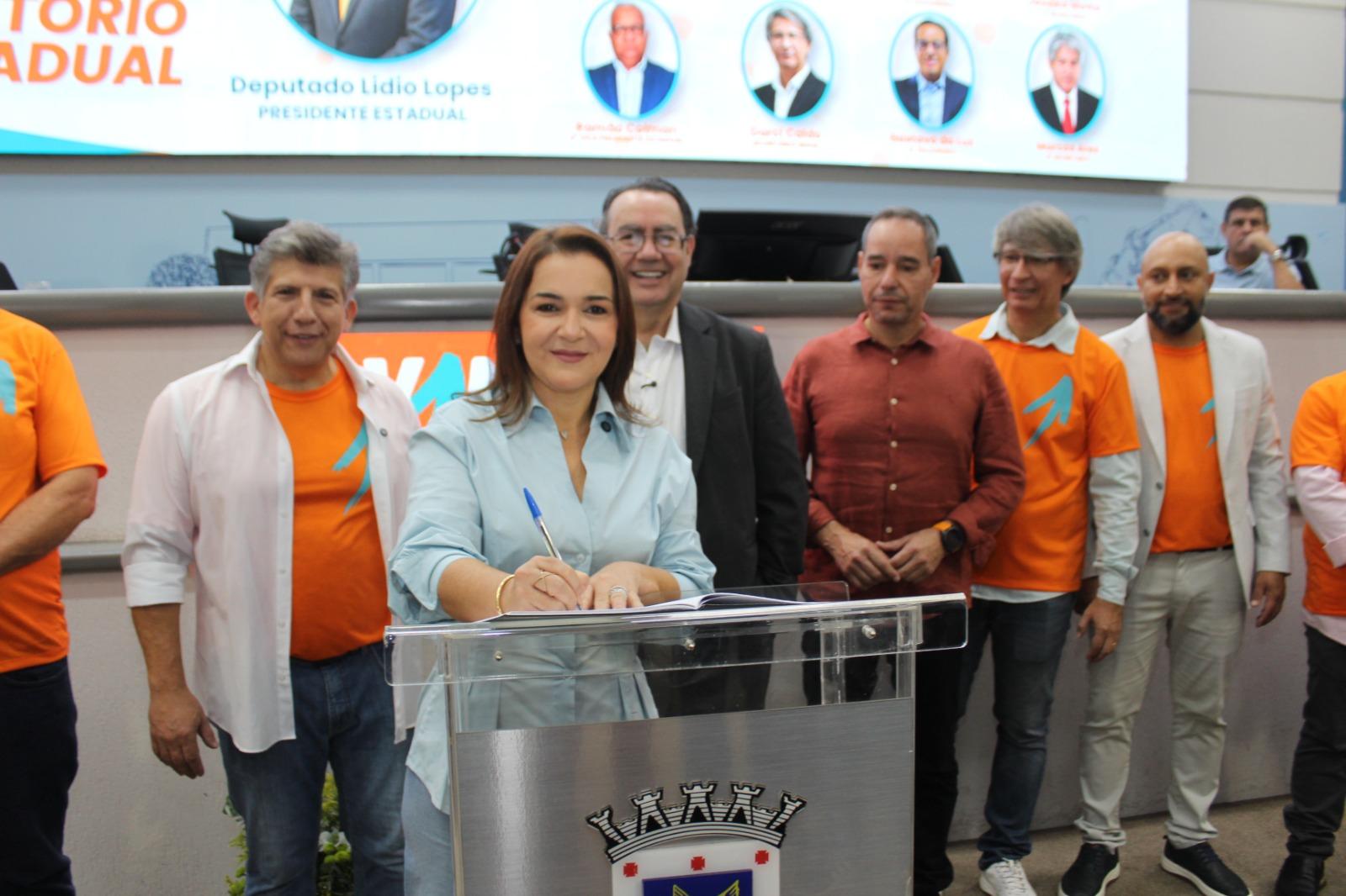 “Lídio Lopes, presidente estadual do Avante 70, mostra força política em ato de posse e filiação na Câmara Municipal de Campo Grande, no sábado, 16 de maio”. “Lídio Lopes, presidente estadual do Avante 70, mostra força política em ato de posse e filiação na Câmara Municipal de Campo Grande, no sábado, 16 de maio”.