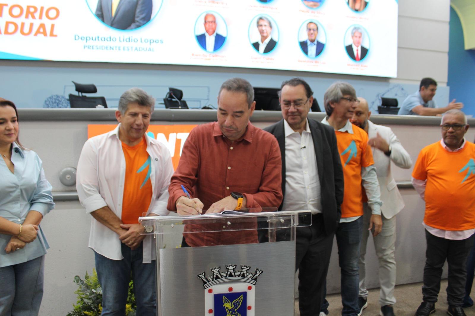 “Lídio Lopes, presidente estadual do Avante 70, mostra força política em ato de posse e filiação na Câmara Municipal de Campo Grande, no sábado, 16 de maio”. “Lídio Lopes, presidente estadual do Avante 70, mostra força política em ato de posse e filiação na Câmara Municipal de Campo Grande, no sábado, 16 de maio”.
