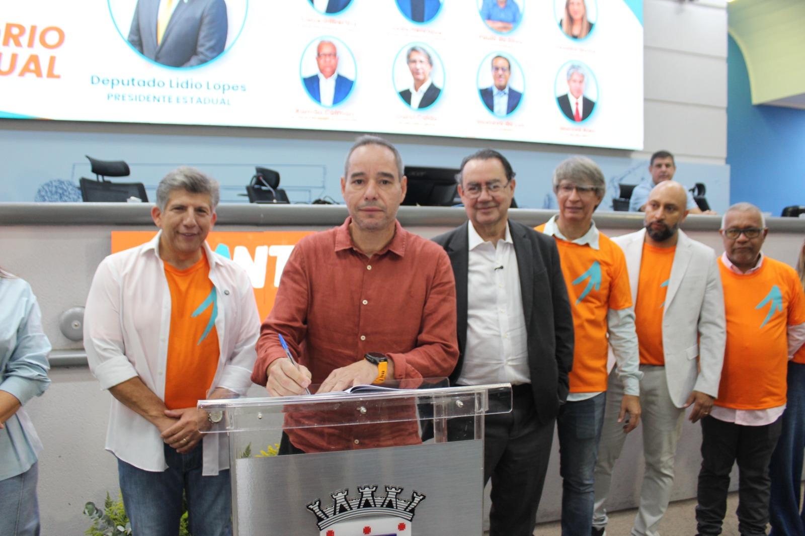 “Lídio Lopes, presidente estadual do Avante 70, mostra força política em ato de posse e filiação na Câmara Municipal de Campo Grande, no sábado, 16 de maio”. “Lídio Lopes, presidente estadual do Avante 70, mostra força política em ato de posse e filiação na Câmara Municipal de Campo Grande, no sábado, 16 de maio”.