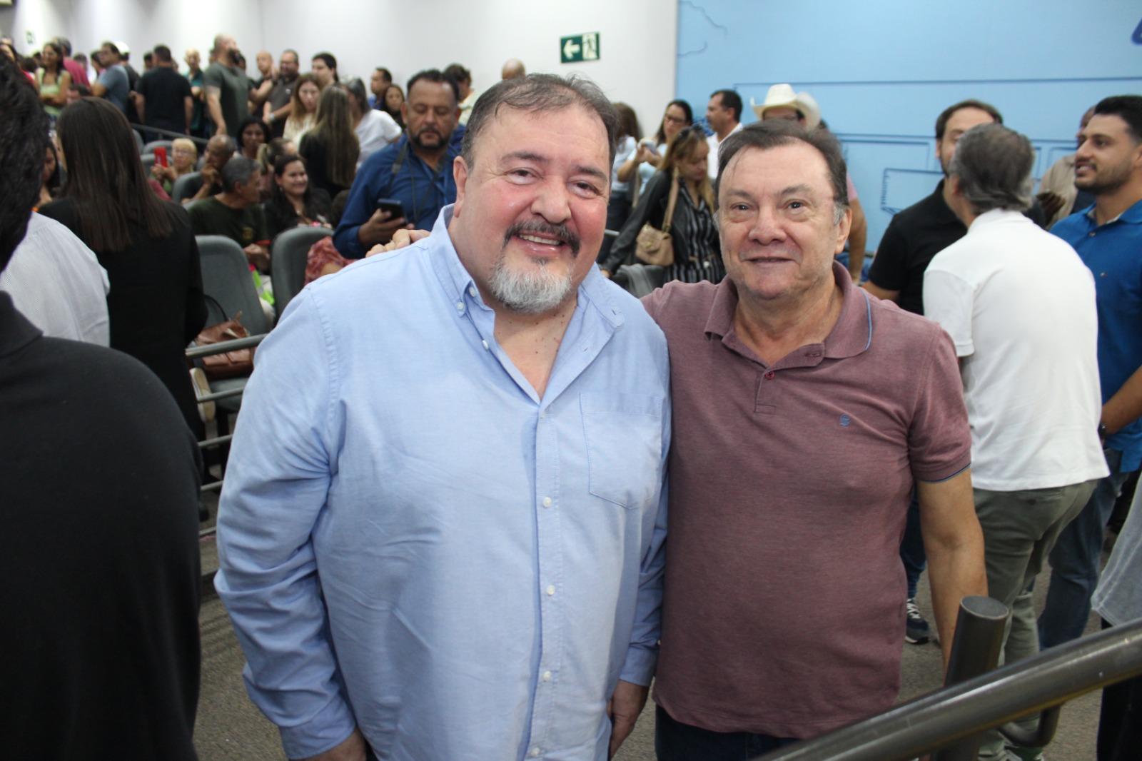 “Lídio Lopes, presidente estadual do Avante 70, mostra força política em ato de posse e filiação na Câmara Municipal de Campo Grande, no sábado, 16 de maio”. “Lídio Lopes, presidente estadual do Avante 70, mostra força política em ato de posse e filiação na Câmara Municipal de Campo Grande, no sábado, 16 de maio”.