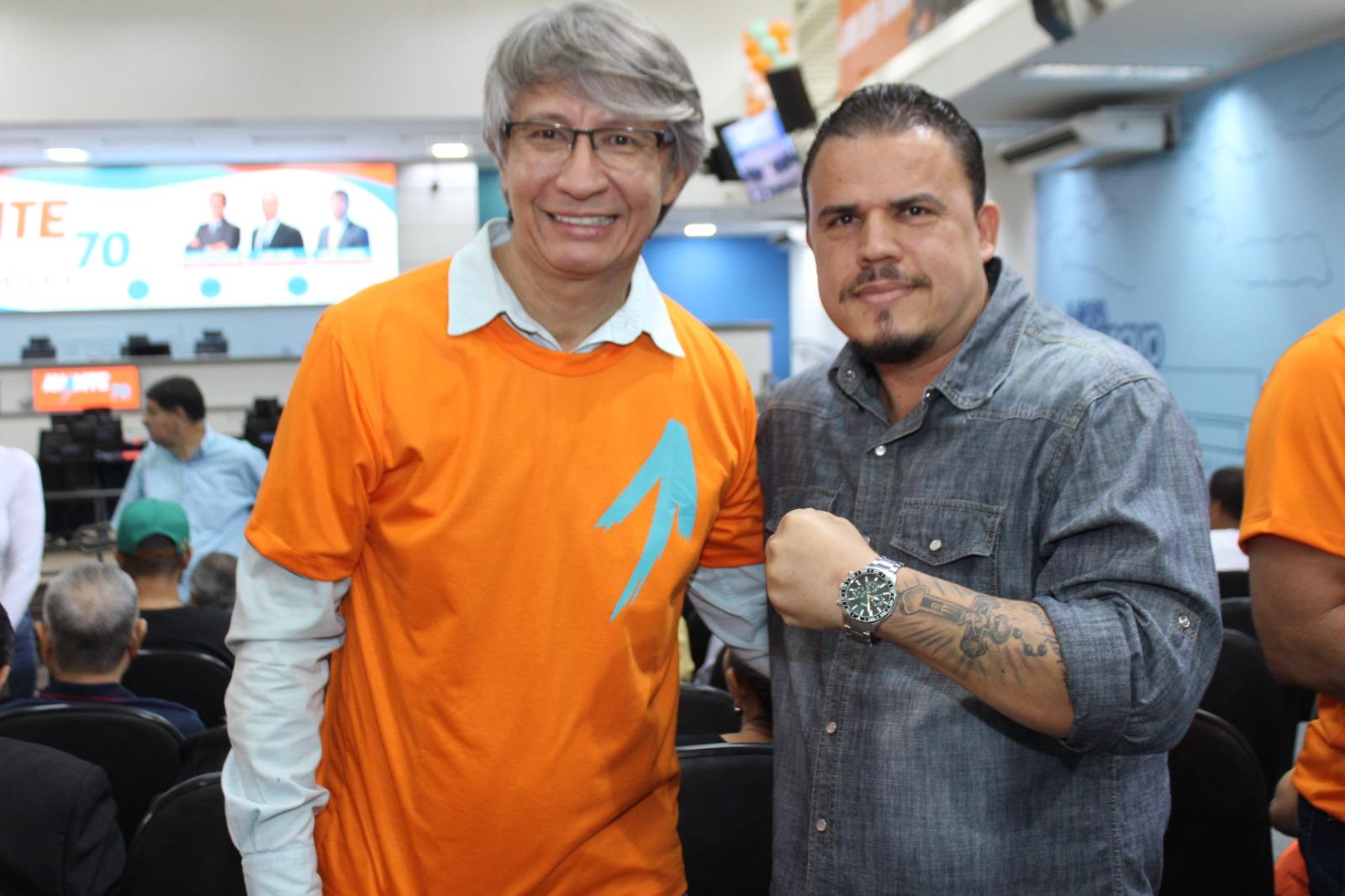 “Lídio Lopes, presidente estadual do Avante 70, mostra força política em ato de posse e filiação na Câmara Municipal de Campo Grande, no sábado, 16 de maio”. “Lídio Lopes, presidente estadual do Avante 70, mostra força política em ato de posse e filiação na Câmara Municipal de Campo Grande, no sábado, 16 de maio”.