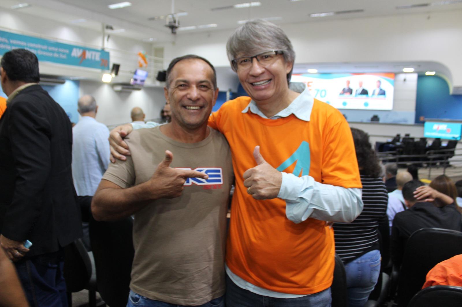 “Lídio Lopes, presidente estadual do Avante 70, mostra força política em ato de posse e filiação na Câmara Municipal de Campo Grande, no sábado, 16 de maio”. “Lídio Lopes, presidente estadual do Avante 70, mostra força política em ato de posse e filiação na Câmara Municipal de Campo Grande, no sábado, 16 de maio”.