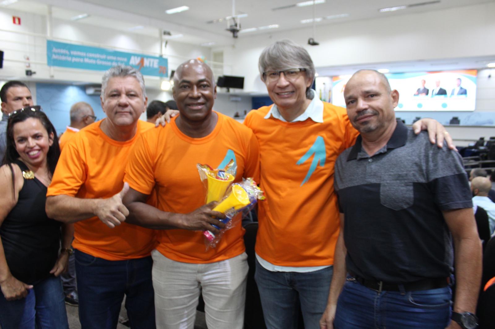 “Lídio Lopes, presidente estadual do Avante 70, mostra força política em ato de posse e filiação na Câmara Municipal de Campo Grande, no sábado, 16 de maio”. “Lídio Lopes, presidente estadual do Avante 70, mostra força política em ato de posse e filiação na Câmara Municipal de Campo Grande, no sábado, 16 de maio”.