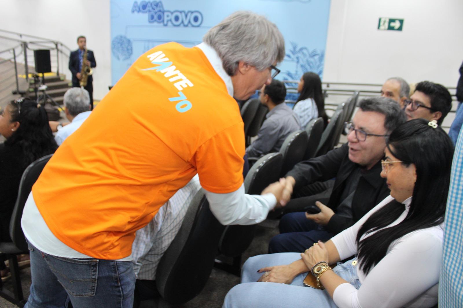 “Lídio Lopes, presidente estadual do Avante 70, mostra força política em ato de posse e filiação na Câmara Municipal de Campo Grande, no sábado, 16 de maio”. “Lídio Lopes, presidente estadual do Avante 70, mostra força política em ato de posse e filiação na Câmara Municipal de Campo Grande, no sábado, 16 de maio”.