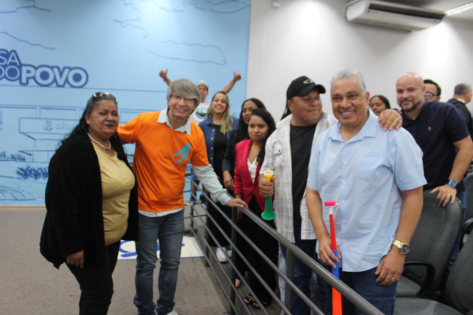 “Lídio Lopes, presidente estadual do Avante 70, mostra força política em ato de posse e filiação na Câmara Municipal de Campo Grande, no sábado, 16 de maio”. “Lídio Lopes, presidente estadual do Avante 70, mostra força política em ato de posse e filiação na Câmara Municipal de Campo Grande, no sábado, 16 de maio”.