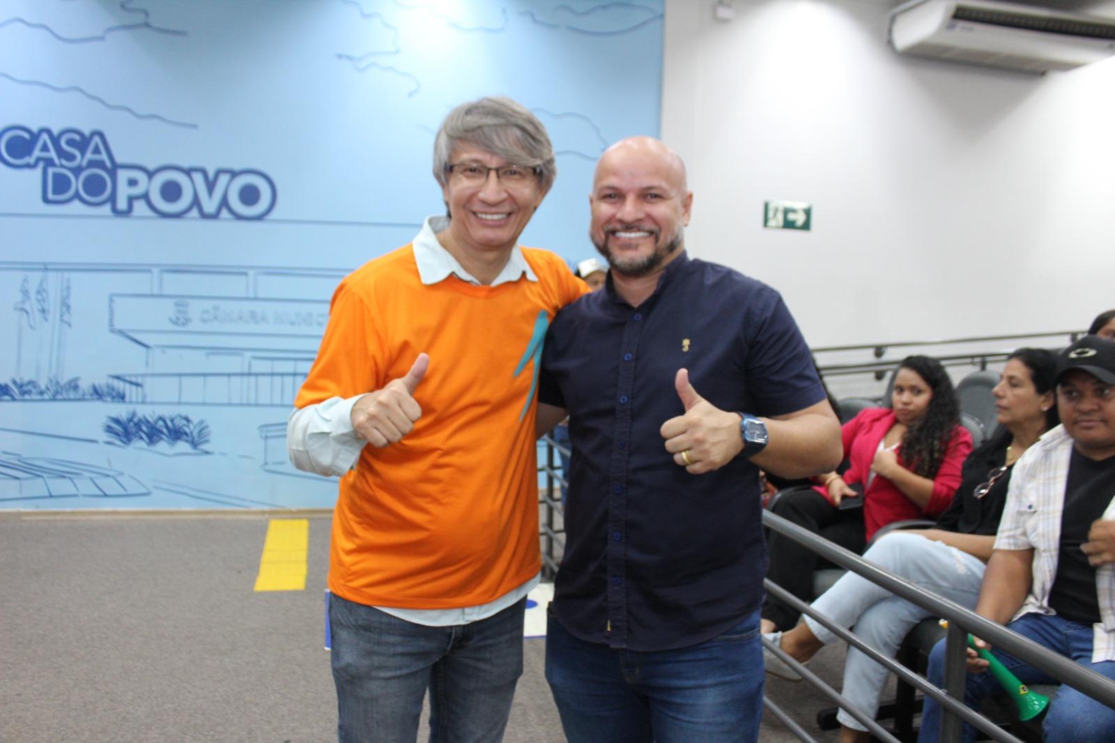 “Lídio Lopes, presidente estadual do Avante 70, mostra força política em ato de posse e filiação na Câmara Municipal de Campo Grande, no sábado, 16 de maio”. “Lídio Lopes, presidente estadual do Avante 70, mostra força política em ato de posse e filiação na Câmara Municipal de Campo Grande, no sábado, 16 de maio”.