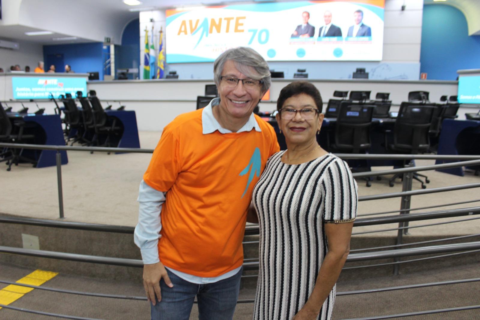 “Lídio Lopes, presidente estadual do Avante 70, mostra força política em ato de posse e filiação na Câmara Municipal de Campo Grande, no sábado, 16 de maio”. “Lídio Lopes, presidente estadual do Avante 70, mostra força política em ato de posse e filiação na Câmara Municipal de Campo Grande, no sábado, 16 de maio”.