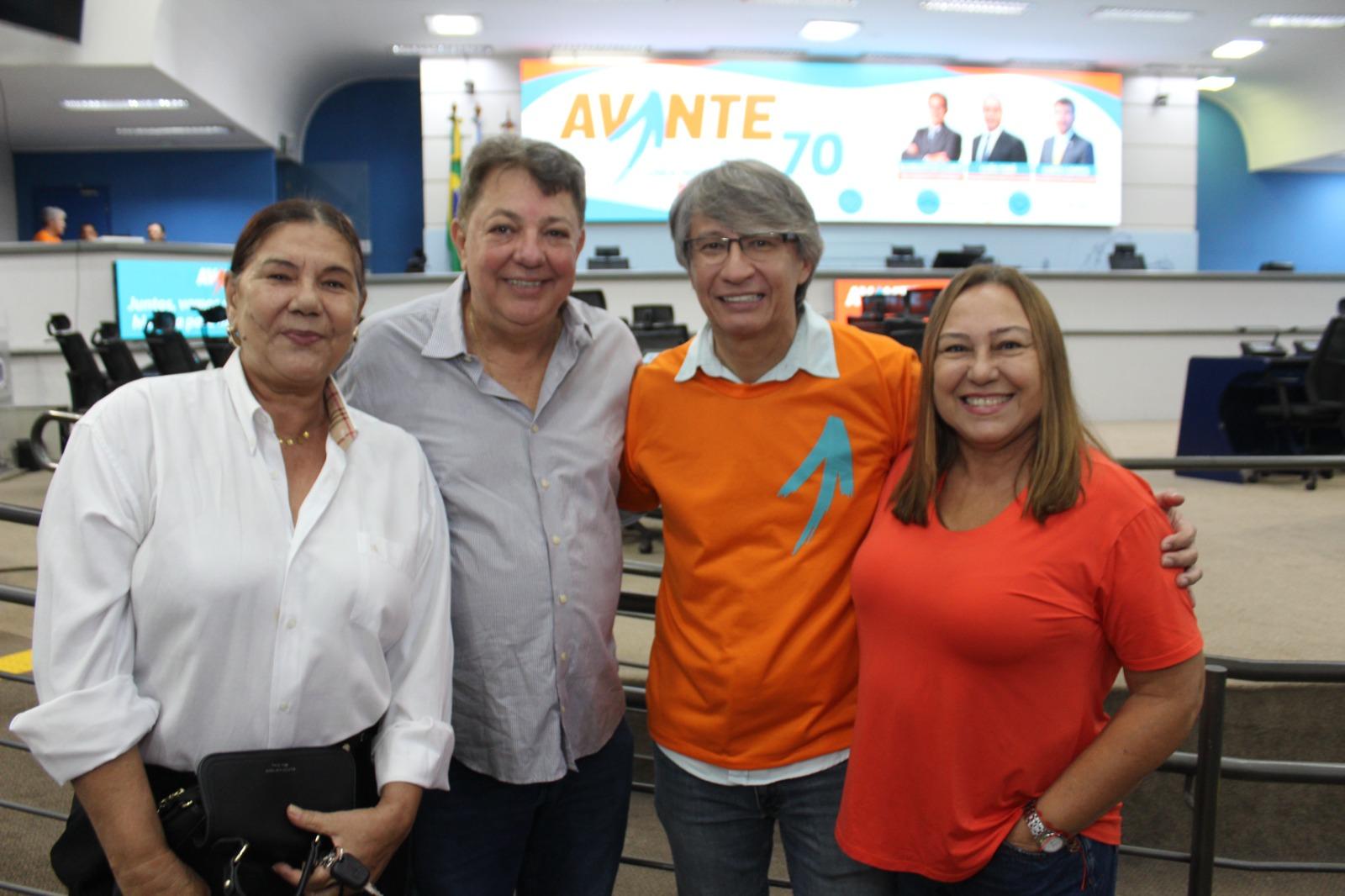 “Lídio Lopes, presidente estadual do Avante 70, mostra força política em ato de posse e filiação na Câmara Municipal de Campo Grande, no sábado, 16 de maio”. “Lídio Lopes, presidente estadual do Avante 70, mostra força política em ato de posse e filiação na Câmara Municipal de Campo Grande, no sábado, 16 de maio”.