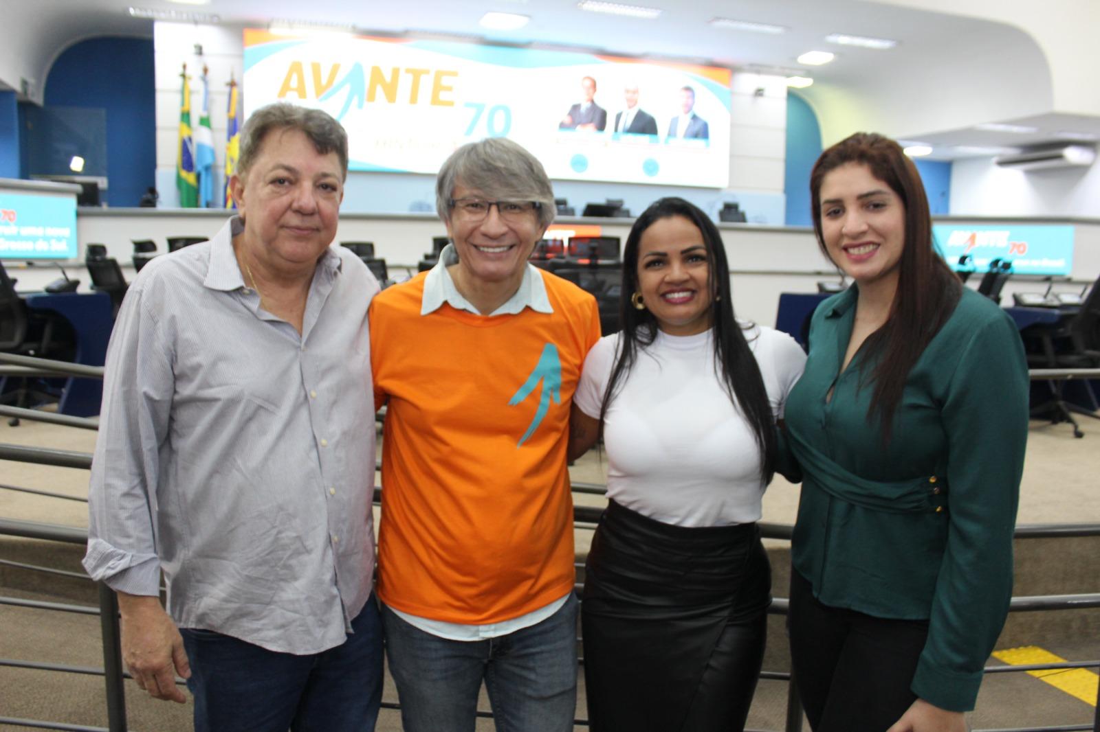 “Lídio Lopes, presidente estadual do Avante 70, mostra força política em ato de posse e filiação na Câmara Municipal de Campo Grande, no sábado, 16 de maio”. “Lídio Lopes, presidente estadual do Avante 70, mostra força política em ato de posse e filiação na Câmara Municipal de Campo Grande, no sábado, 16 de maio”.