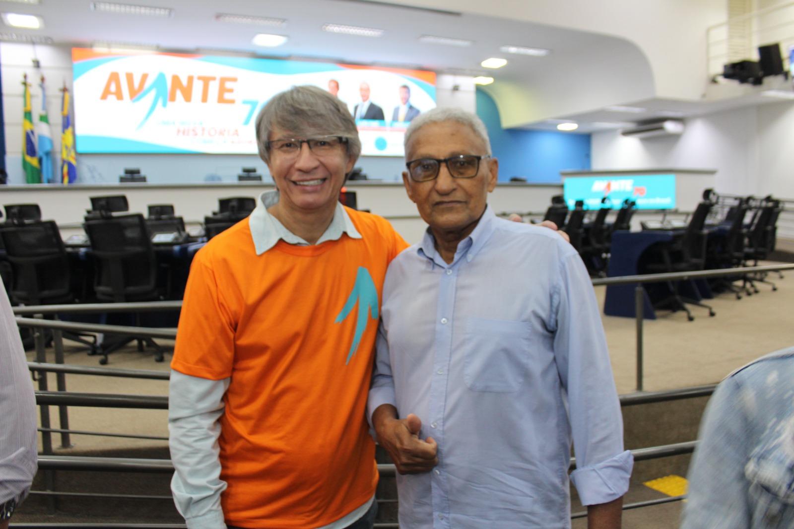 “Lídio Lopes, presidente estadual do Avante 70, mostra força política em ato de posse e filiação na Câmara Municipal de Campo Grande, no sábado, 16 de maio”. “Lídio Lopes, presidente estadual do Avante 70, mostra força política em ato de posse e filiação na Câmara Municipal de Campo Grande, no sábado, 16 de maio”.