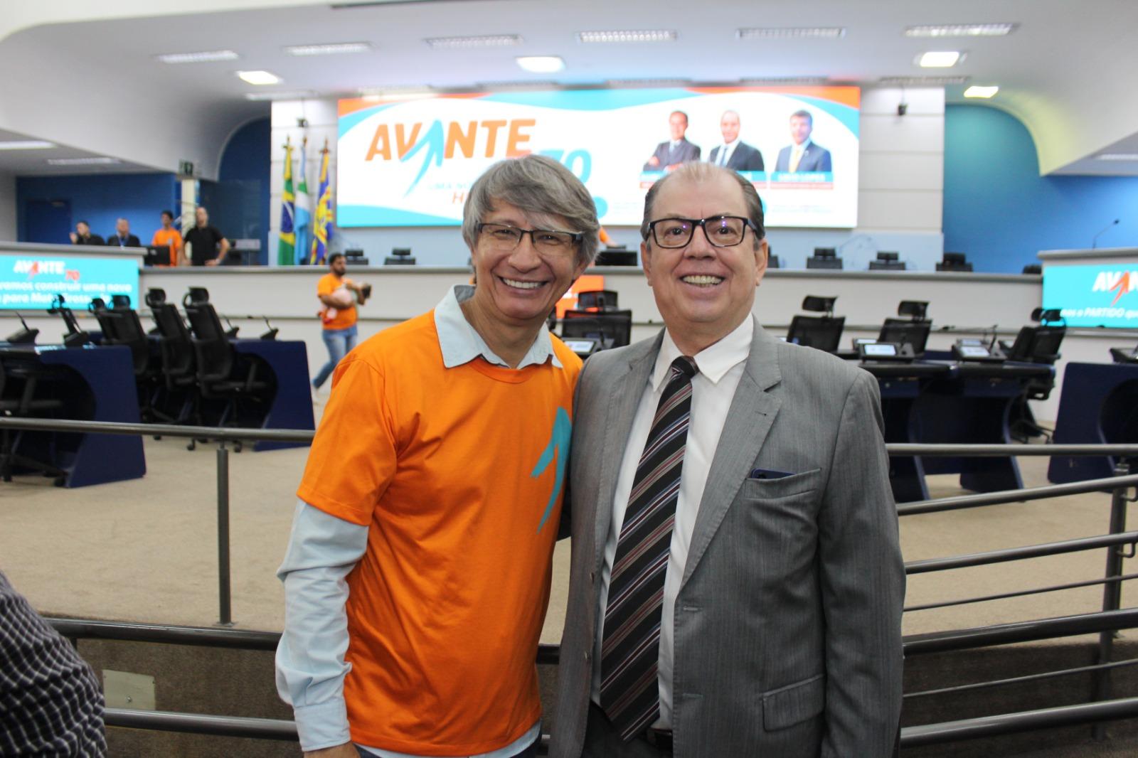 “Lídio Lopes, presidente estadual do Avante 70, mostra força política em ato de posse e filiação na Câmara Municipal de Campo Grande, no sábado, 16 de maio”. “Lídio Lopes, presidente estadual do Avante 70, mostra força política em ato de posse e filiação na Câmara Municipal de Campo Grande, no sábado, 16 de maio”.
