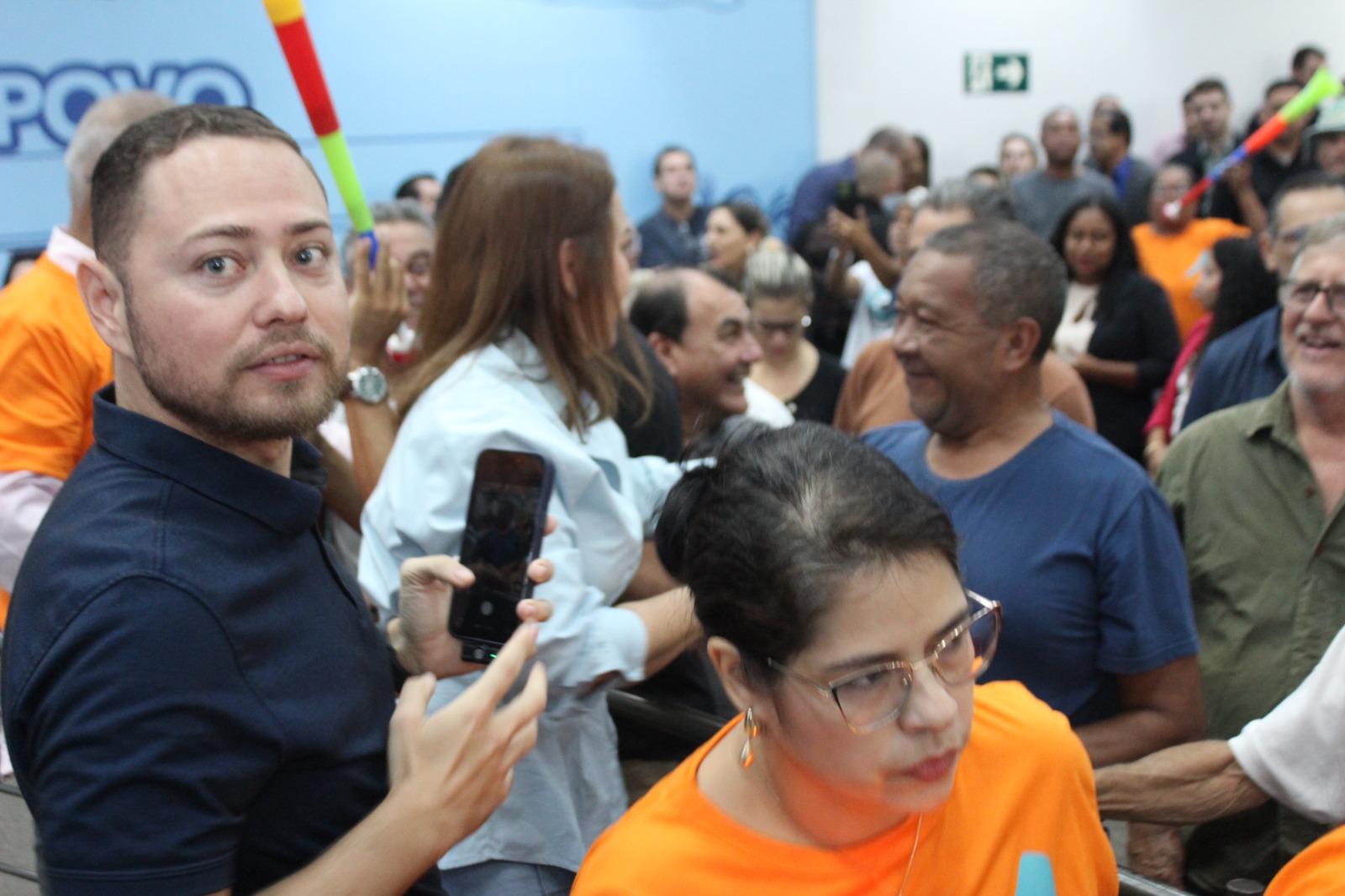 “Lídio Lopes, presidente estadual do Avante 70, mostra força política em ato de posse e filiação na Câmara Municipal de Campo Grande, no sábado, 16 de maio”. “Lídio Lopes, presidente estadual do Avante 70, mostra força política em ato de posse e filiação na Câmara Municipal de Campo Grande, no sábado, 16 de maio”.