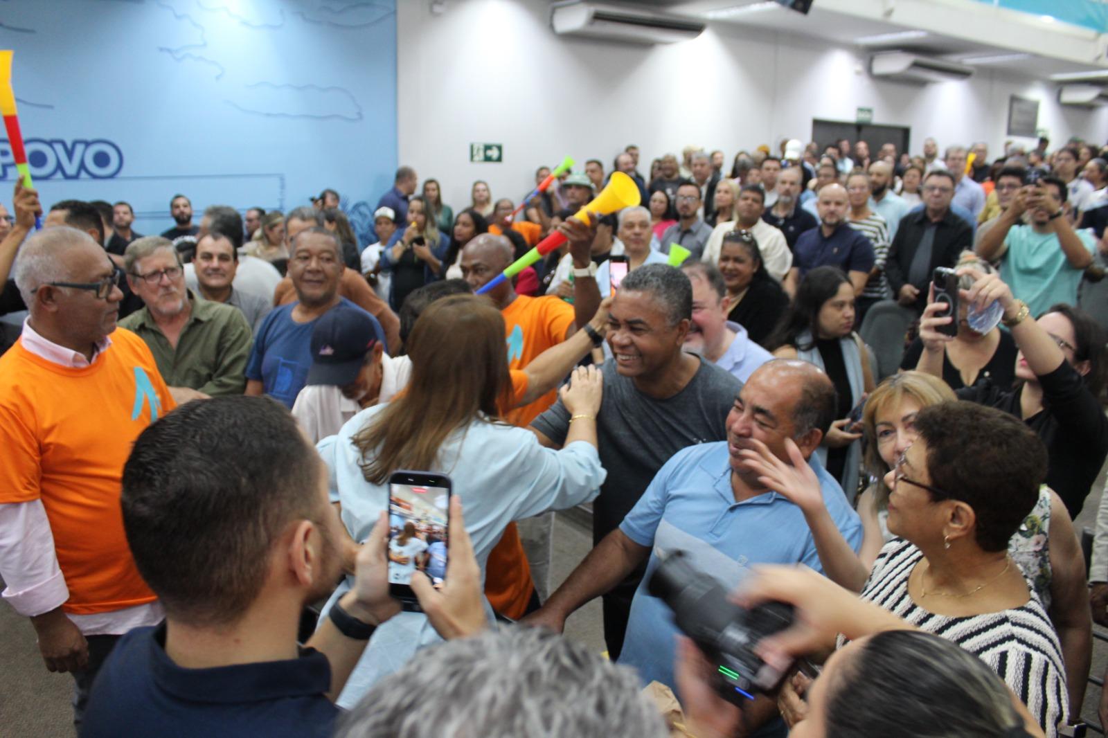 “Lídio Lopes, presidente estadual do Avante 70, mostra força política em ato de posse e filiação na Câmara Municipal de Campo Grande, no sábado, 16 de maio”. “Lídio Lopes, presidente estadual do Avante 70, mostra força política em ato de posse e filiação na Câmara Municipal de Campo Grande, no sábado, 16 de maio”.