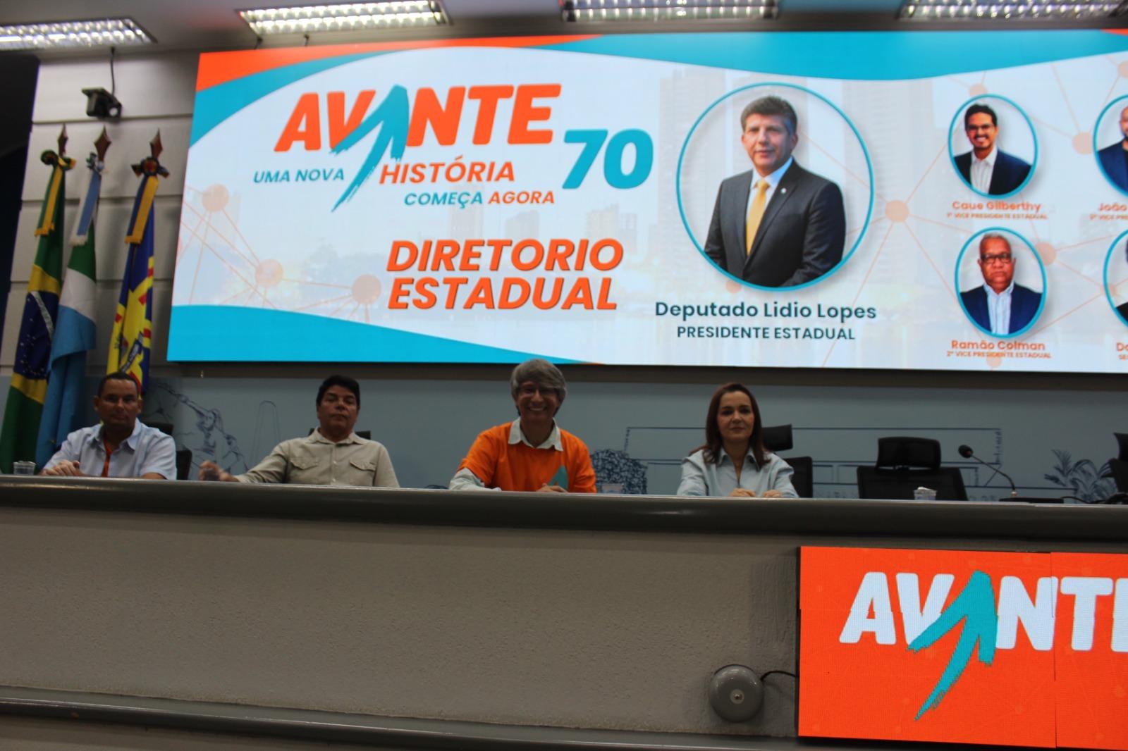 “Lídio Lopes, presidente estadual do Avante 70, mostra força política em ato de posse e filiação na Câmara Municipal de Campo Grande, no sábado, 16 de maio”. “Lídio Lopes, presidente estadual do Avante 70, mostra força política em ato de posse e filiação na Câmara Municipal de Campo Grande, no sábado, 16 de maio”.