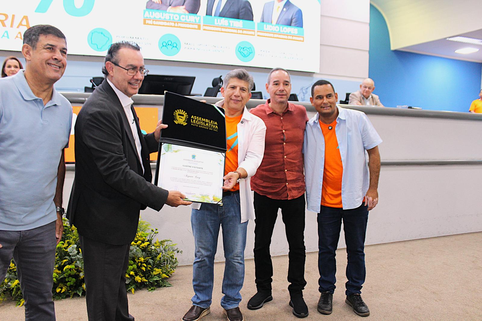 “Lídio Lopes, presidente estadual do Avante 70, mostra força política em ato de posse e filiação na Câmara Municipal de Campo Grande, no sábado, 16 de maio”.