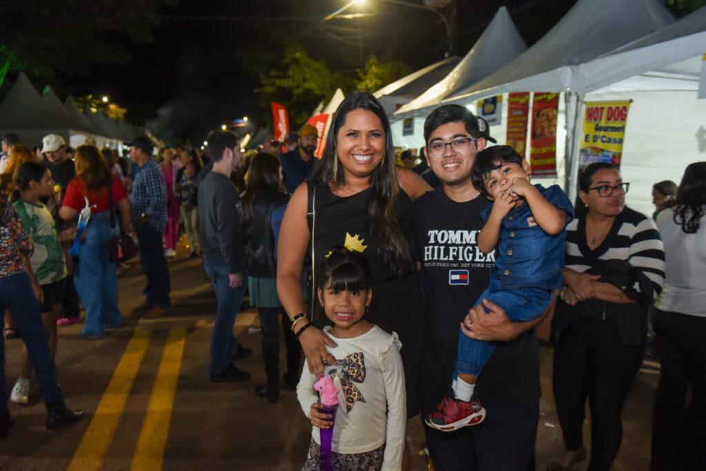 O Empresário Celso dos Santos Henrique e a Empresa Dubom Sorvetes brilham na 9ª Festa do Queijo em Rochedinho. O Empresário Celso dos Santos Henrique e a Empresa Dubom Sorvetes brilham na 9ª Festa do Queijo em Rochedinho.