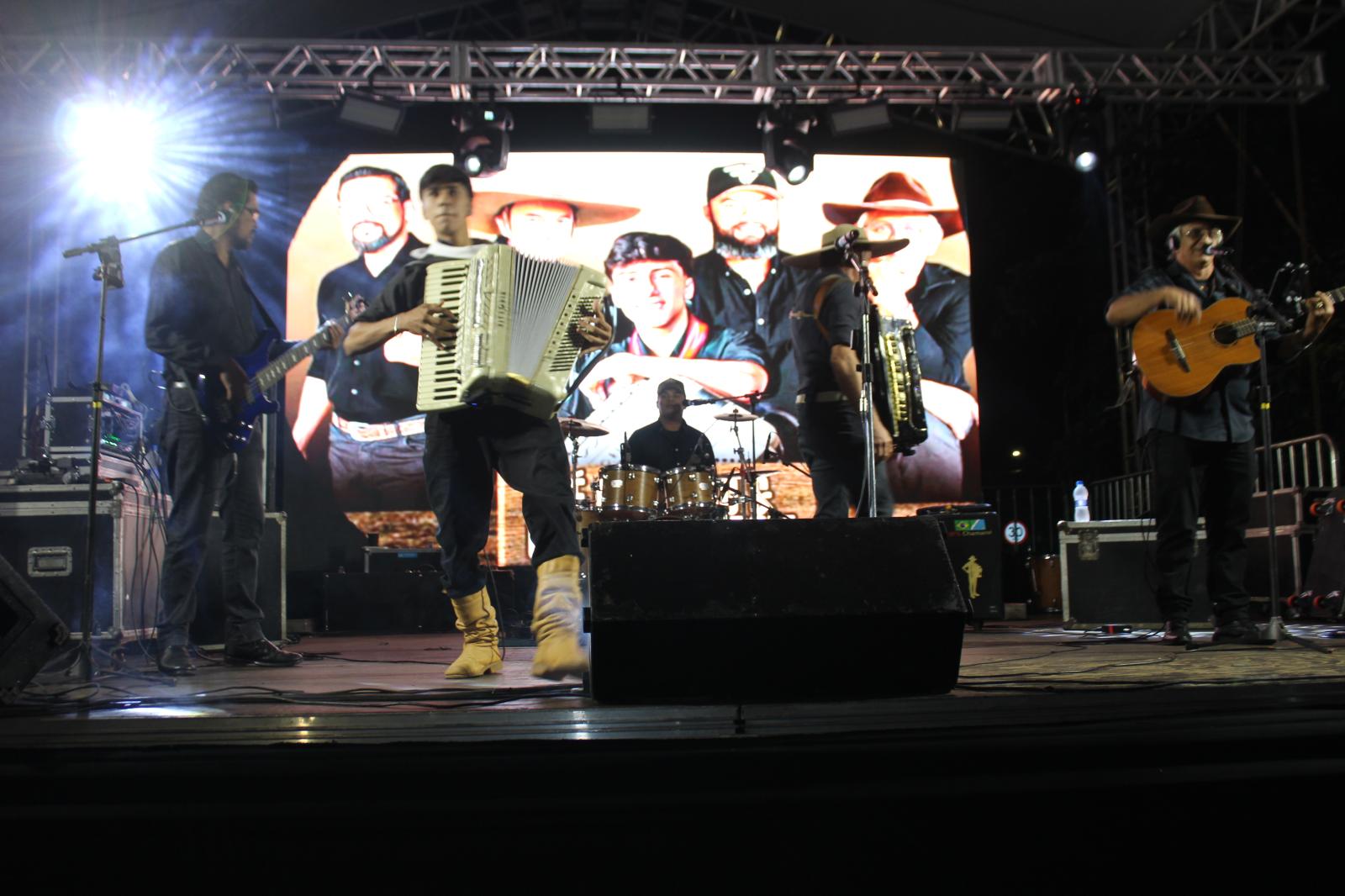 O Empresário Celso dos Santos Henrique e a Empresa Dubom Sorvetes brilham na 9ª Festa do Queijo em Rochedinho. O Empresário Celso dos Santos Henrique e a Empresa Dubom Sorvetes brilham na 9ª Festa do Queijo em Rochedinho.