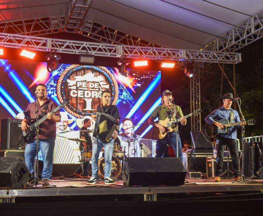 O Empresário Celso dos Santos Henrique e a Empresa Dubom Sorvetes brilham na 9ª Festa do Queijo em Rochedinho. O Empresário Celso dos Santos Henrique e a Empresa Dubom Sorvetes brilham na 9ª Festa do Queijo em Rochedinho.