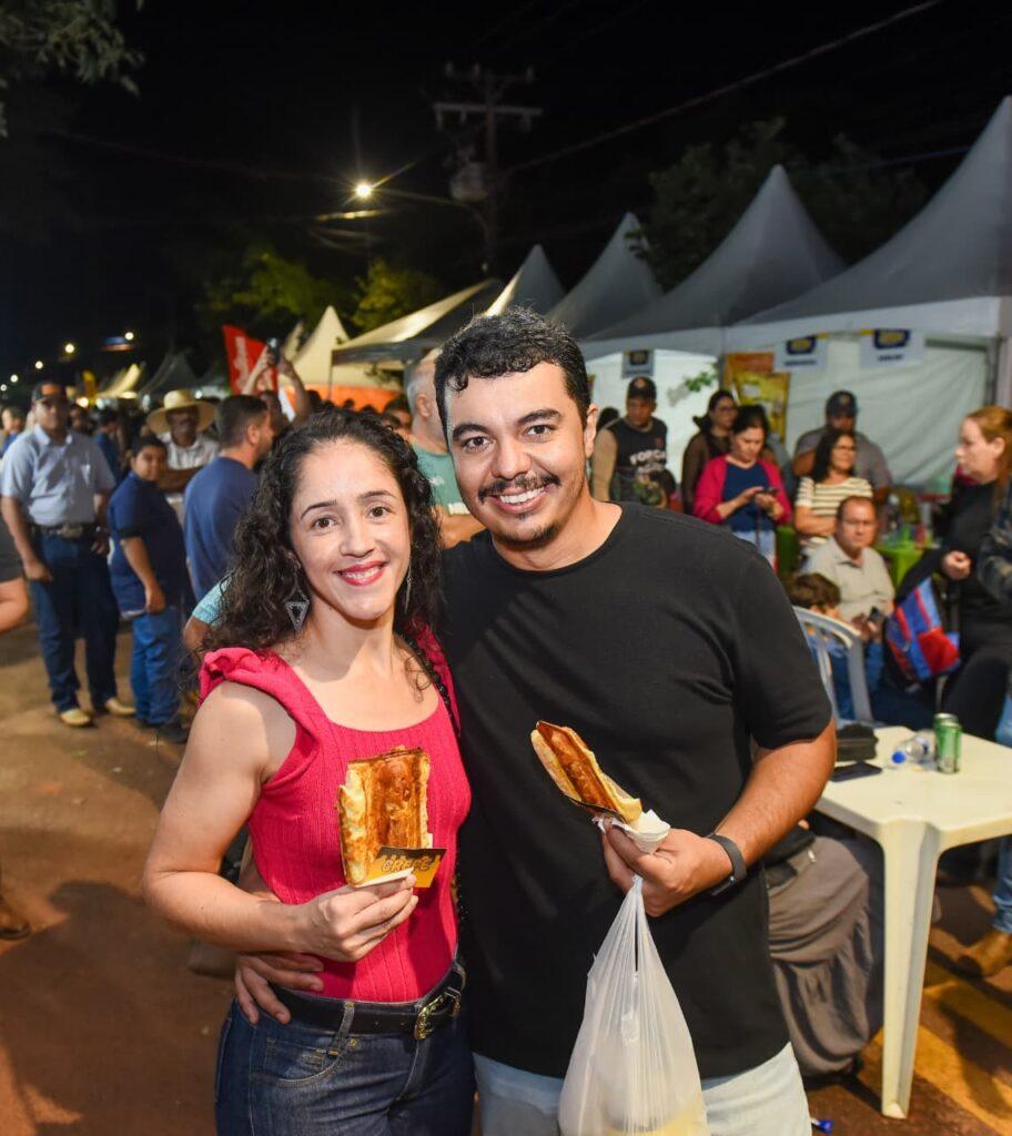 O Empresário Celso dos Santos Henrique e a Empresa Dubom Sorvetes brilham na 9ª Festa do Queijo em Rochedinho. O Empresário Celso dos Santos Henrique e a Empresa Dubom Sorvetes brilham na 9ª Festa do Queijo em Rochedinho.