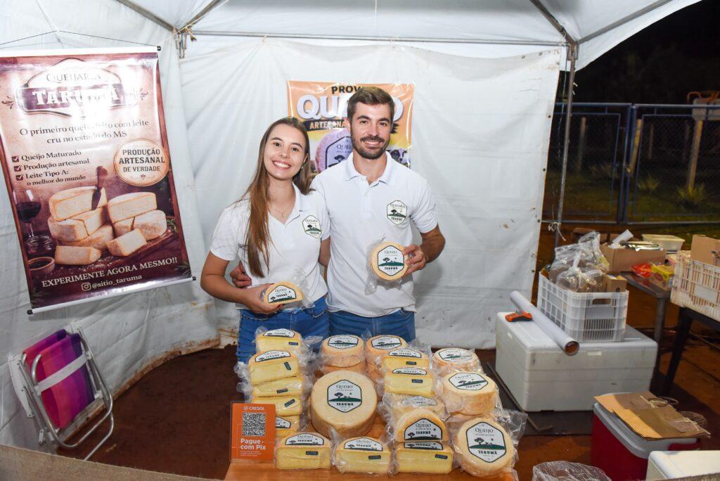 9 ª Festa do Queijo reúne 16 mil pessoas e supera R$ 1 milhão em vendas. 9 ª Festa do Queijo reúne 16 mil pessoas e supera R$ 1 milhão em vendas.