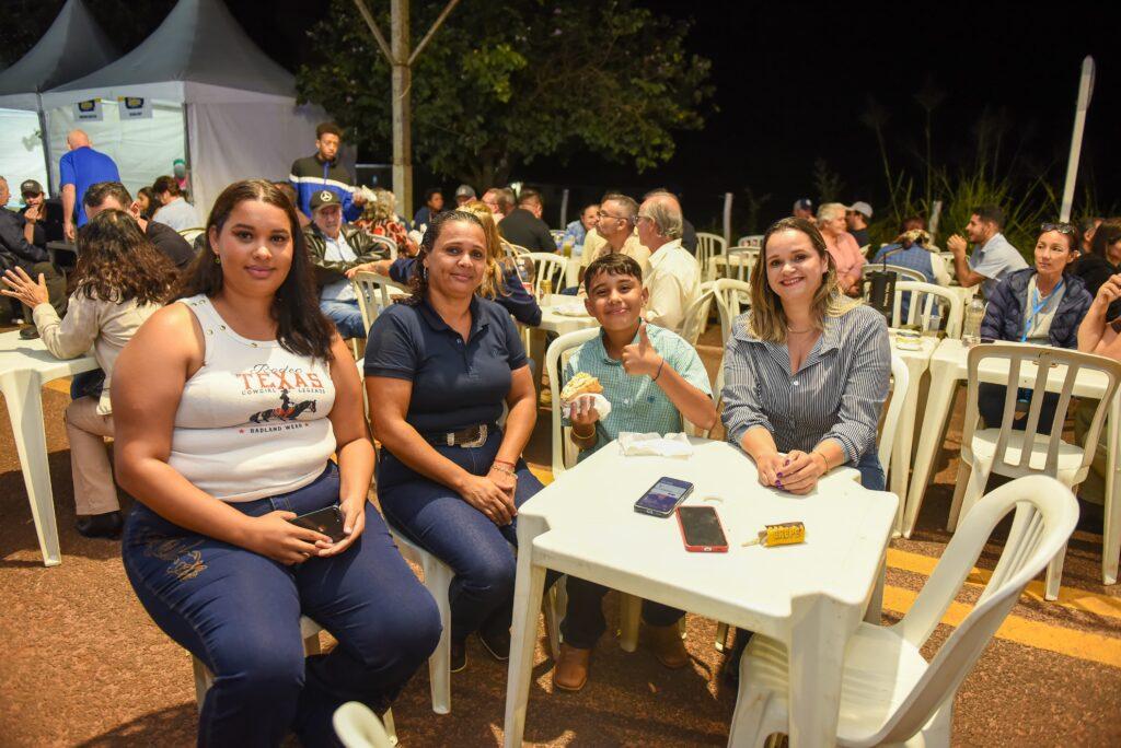 9 ª Festa do Queijo reúne 16 mil pessoas e supera R$ 1 milhão em vendas. 9 ª Festa do Queijo reúne 16 mil pessoas e supera R$ 1 milhão em vendas.