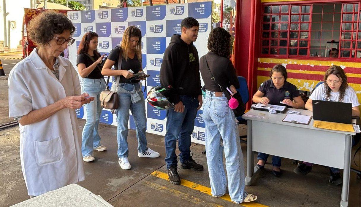 Com atendimento a motoristas e pedestres, drive-thru da vacinação registra cerca de 4 mil doses aplicadas. Com atendimento a motoristas e pedestres, drive-thru da vacinação registra cerca de 4 mil doses aplicadas.