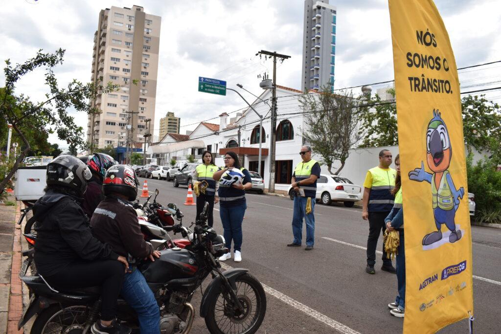 Agetran realiza ação educativa do Maio Amarelo na Praça do Rádio. Agetran realiza ação educativa do Maio Amarelo na Praça do Rádio.