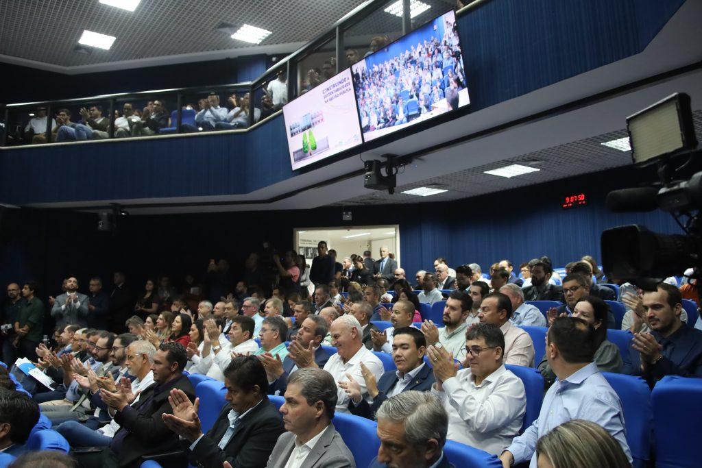 Governador Eduardo Riedel de MS reforça desenvolvimento sustentável durante seminário no TCE-MS. Governador Eduardo Riedel de MS reforça desenvolvimento sustentável durante seminário no TCE-MS.