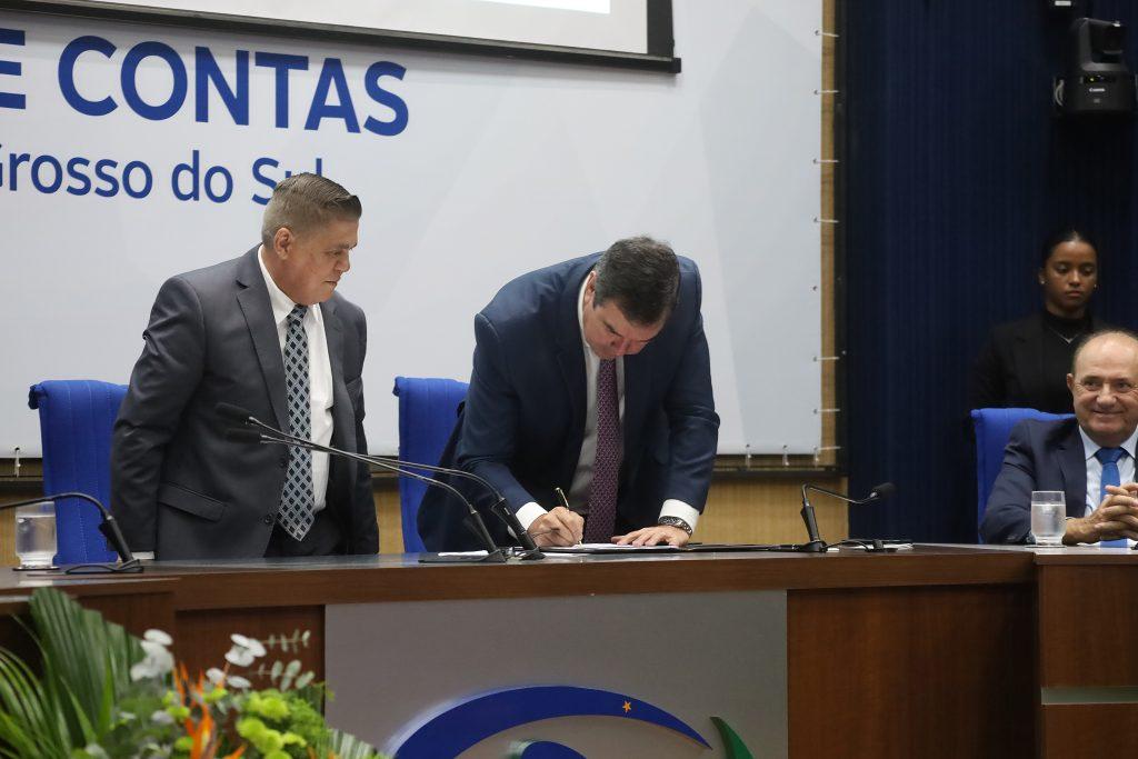 Governador Eduardo Riedel de MS reforça desenvolvimento sustentável durante seminário no TCE-MS. Governador Eduardo Riedel de MS reforça desenvolvimento sustentável durante seminário no TCE-MS.