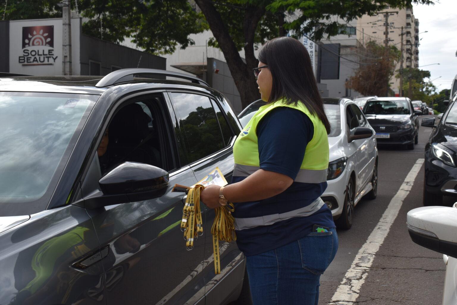 Agetran realiza ação educativa do Maio Amarelo na Praça do Rádio.
