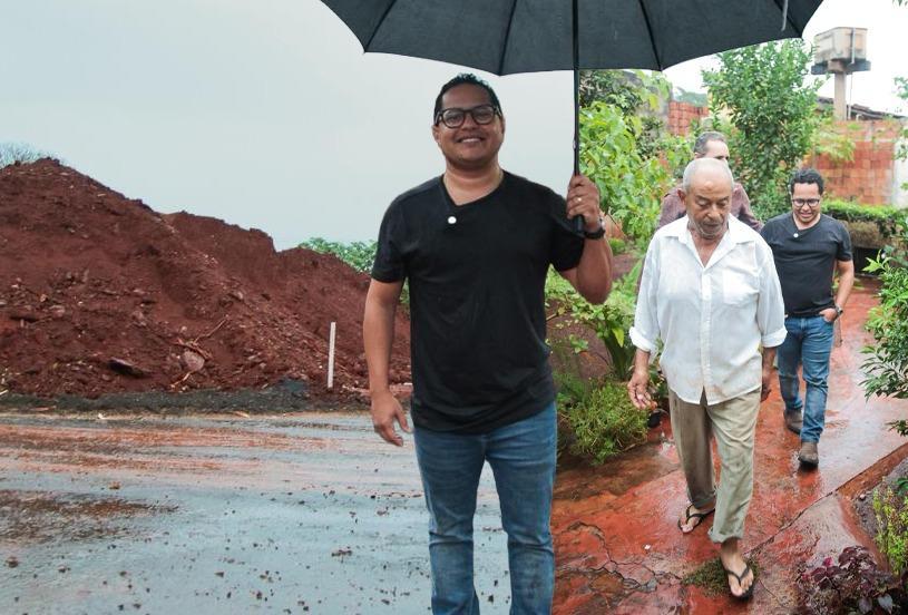 Após décadas de espera, moradores do Jd. Itamaracá comemoram chegada do asfalto com apoio de Papy.