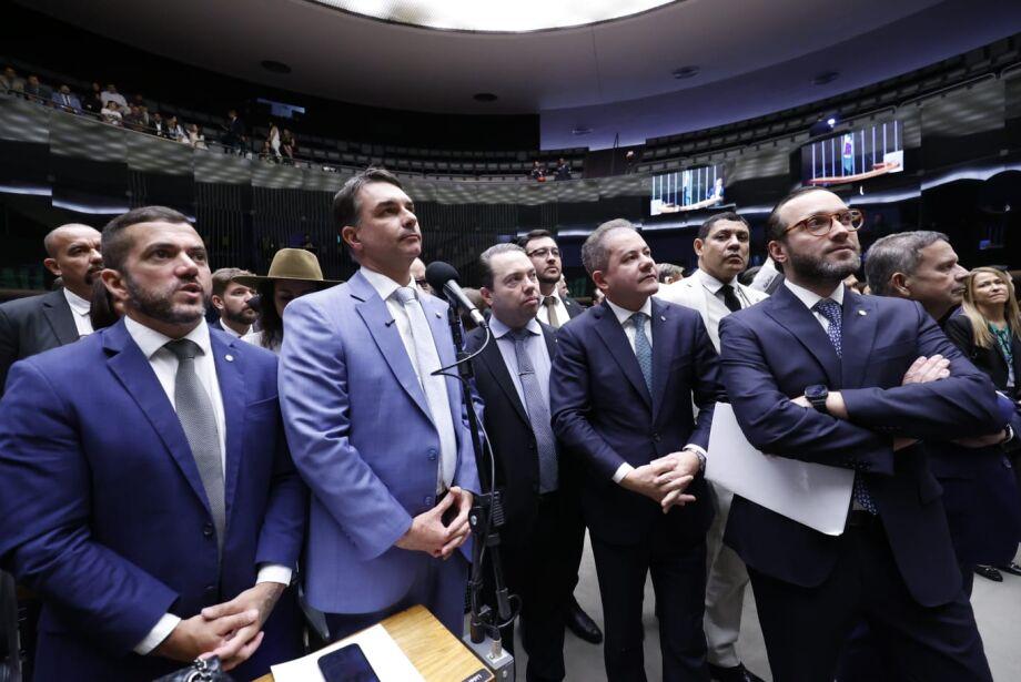 Câmara dos Deputados vota para derrubar veto de Lula a projeto que reduz pena de Bolsonaro.