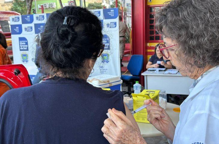 Com atendimento a motoristas e pedestres, drive-thru da vacinação registra cerca de 4 mil doses aplicadas.