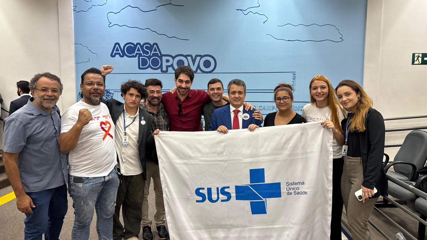 Decisão sobre terceirização da saúde é adiada após emendas ao projeto e Landmark mantém posição contrária.
