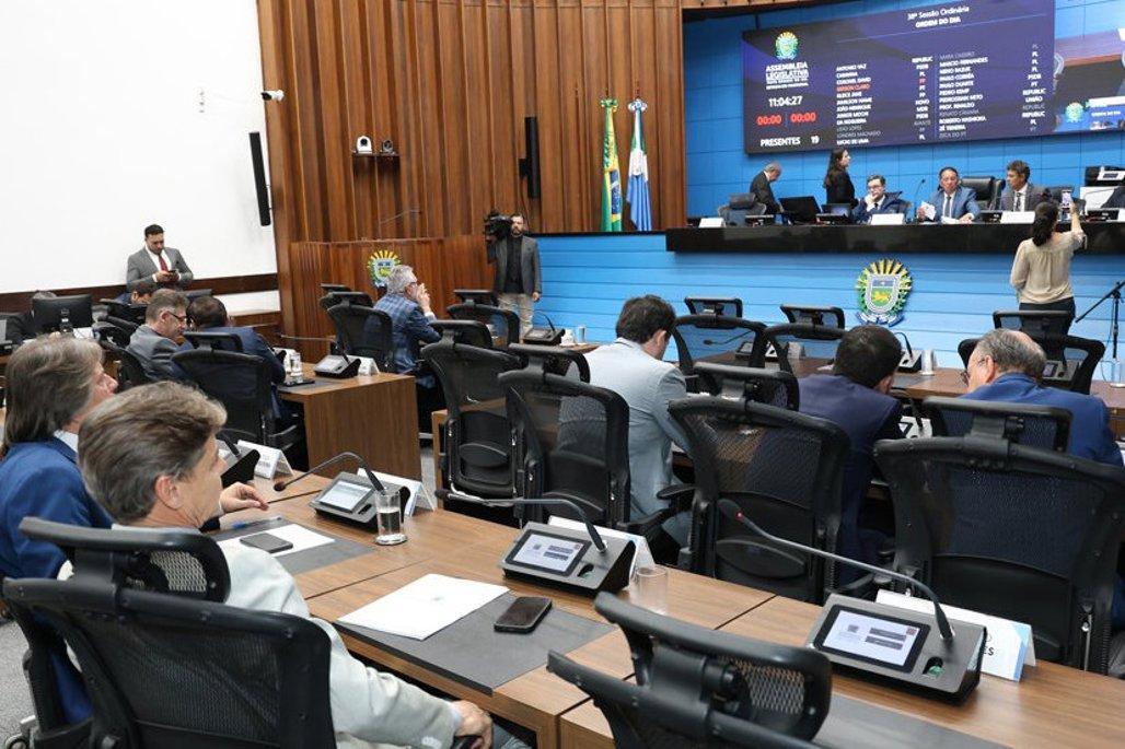 Deputados votam quatro projetos durante a primeira sessão da semana.