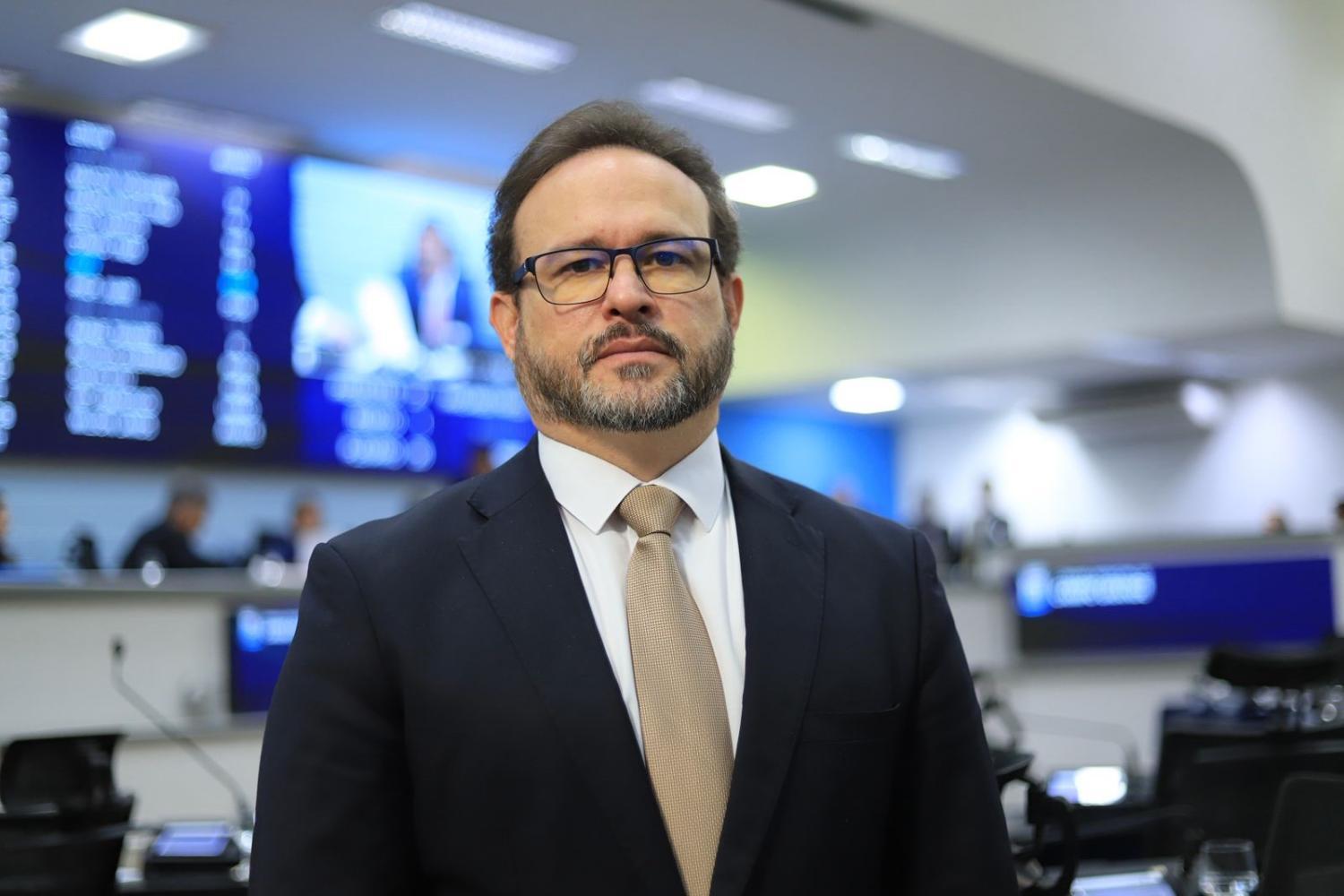 Dr. Lívio defende fortalecimento da saúde mental e destaca importância de leitos hospitalares.