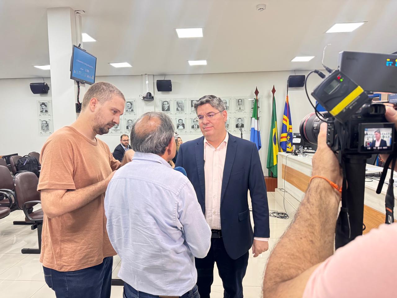Dr. Victor Rocha cobra avanço na redução das filas e reforça fiscalização da saúde pública durante prestação de contas da SESAU.